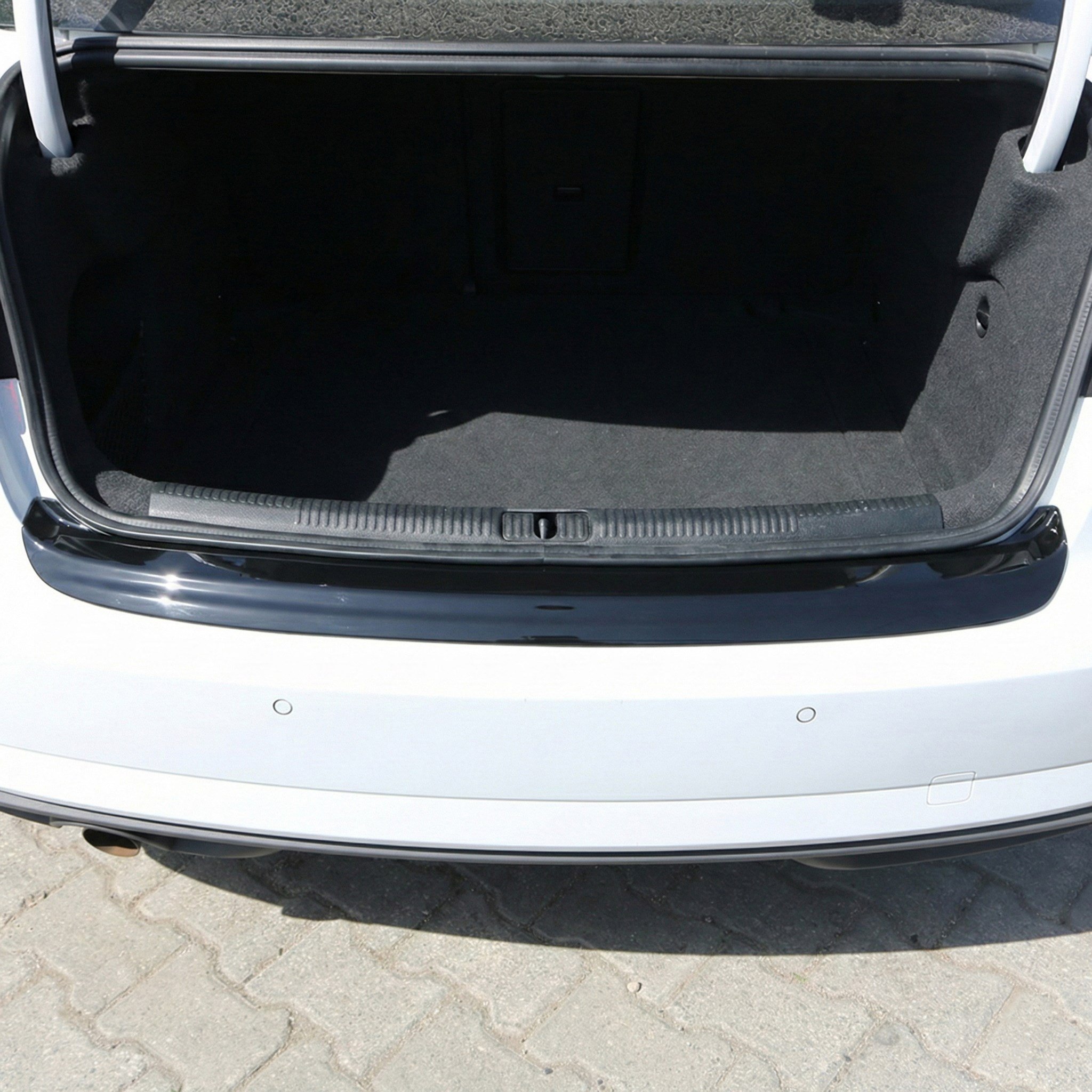 Audi A3 Sedan Parlak Siyah Arka Tampon Eşiği 2016-2020 Yılı ve Arasına Uyumludur