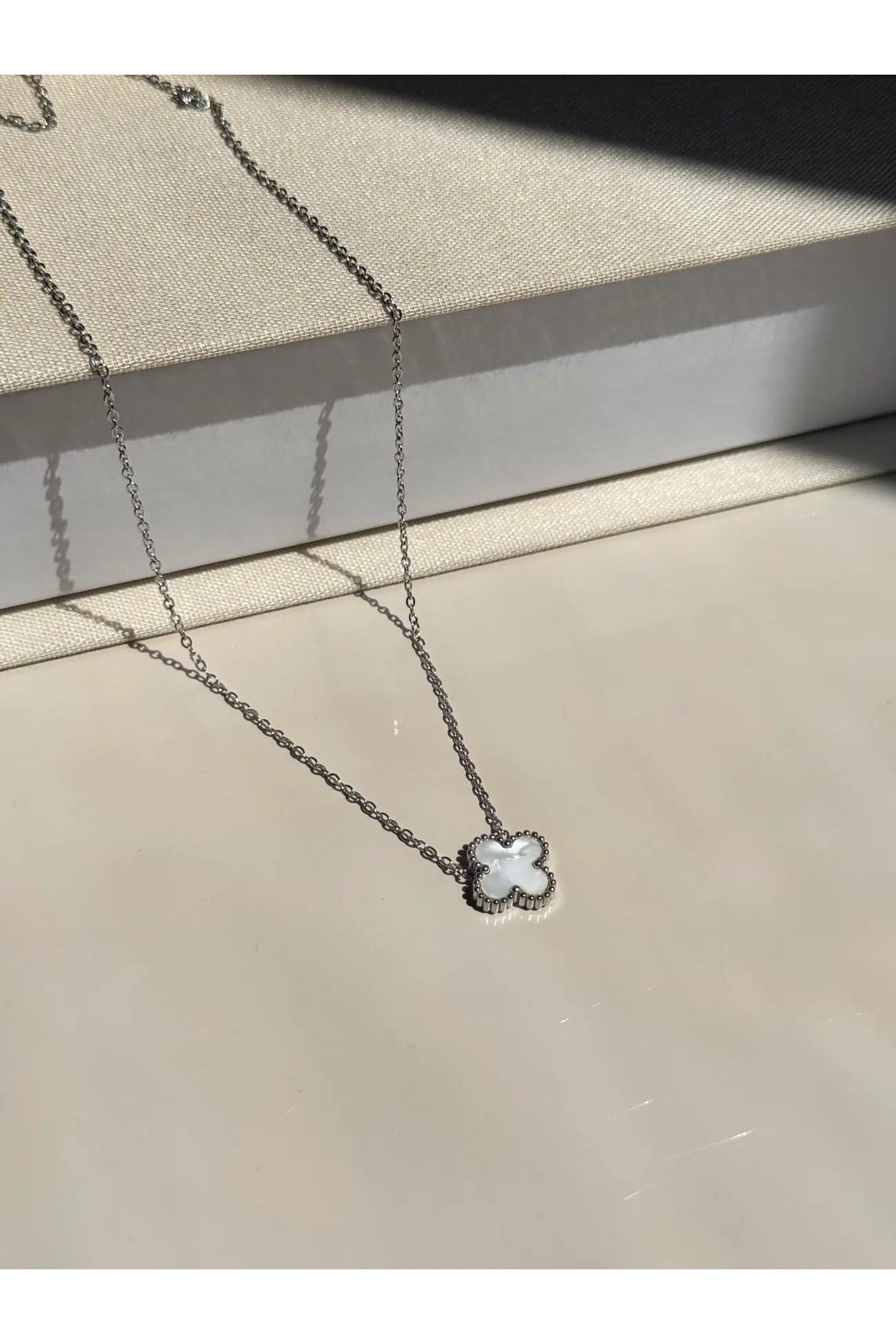 Beyaz Yonca Kolye Çelik Silver