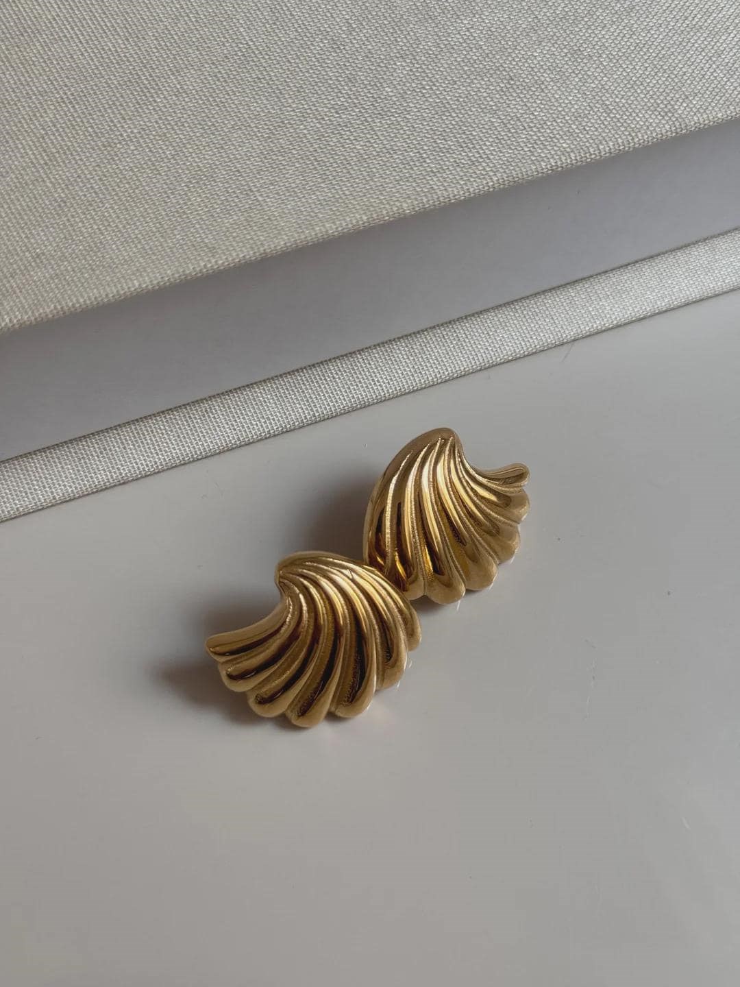 Bold Gold Shell Clip-On Earrings – Retro Vintage Statement Jewelry