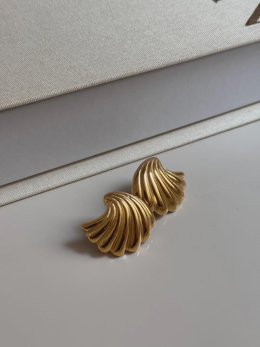 Bold Gold Shell Clip-On Earrings – Retro Vintage Statement Jewelry