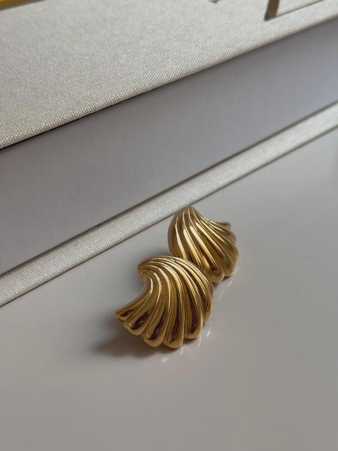 Bold Gold Shell Clip-On Earrings – Retro Vintage Statement Jewelry