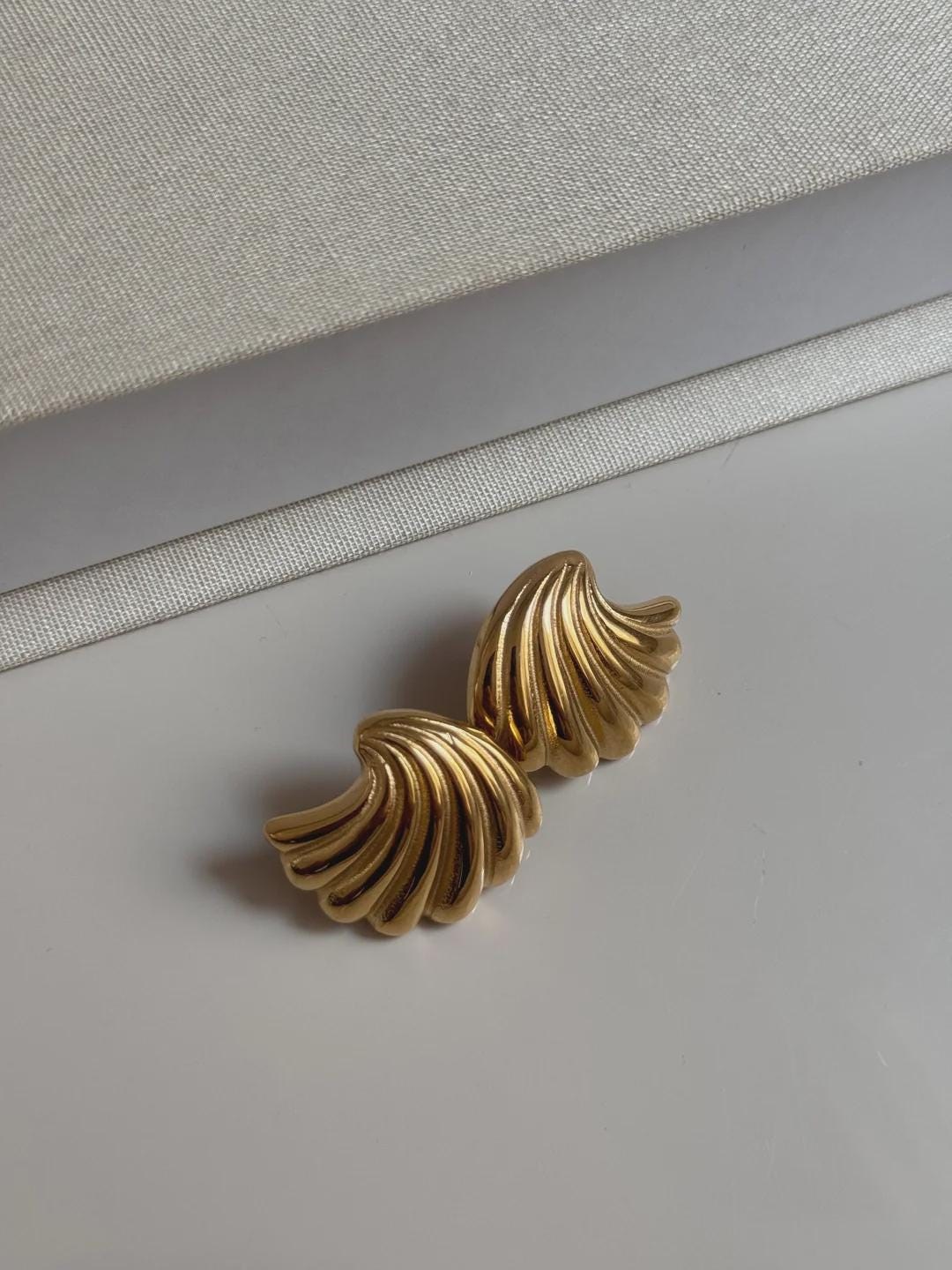 Bold Gold Shell Clip-On Earrings – Retro Vintage Statement Jewelry