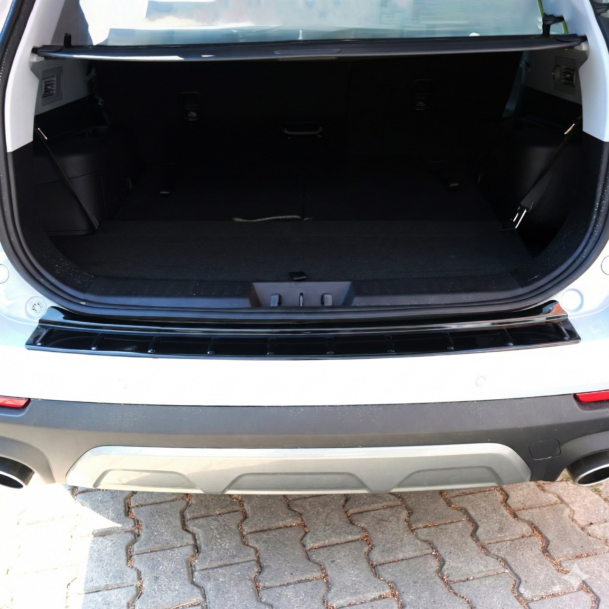 Chery Tiggo 8 Pro Parlak Siyah Arka Tampon Eşiği 2023 Yılı ve Sonrasına Uyumludur