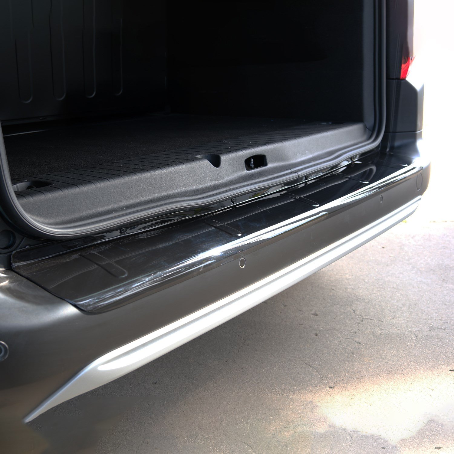 Citroen Berlingo Parlak Siyah Arka Tampon Eşiği 2019 Yılı ve Sonrasına Uyumludur