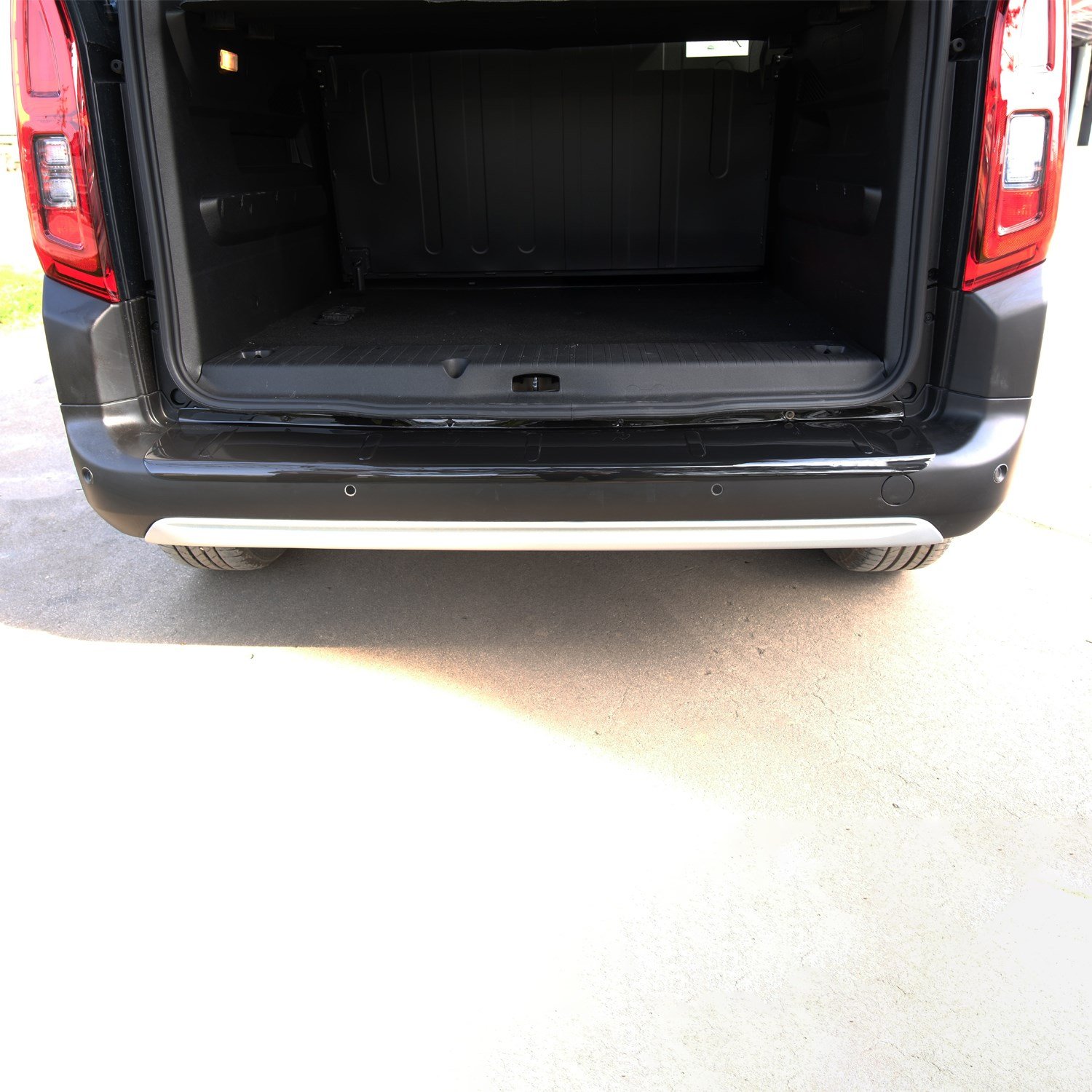Citroen Berlingo Parlak Siyah Arka Tampon Eşiği 2019 Yılı ve Sonrasına Uyumludur