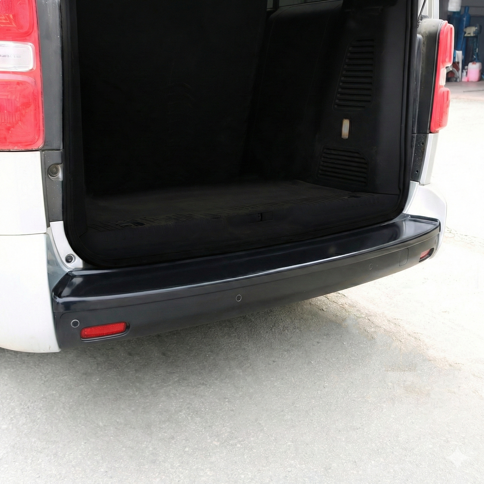 Citroen Jumpy Spacetourer Parlak Siyah Arka Tampon Eşiği 2017 Yılı ve Sonrasına Uyumludur