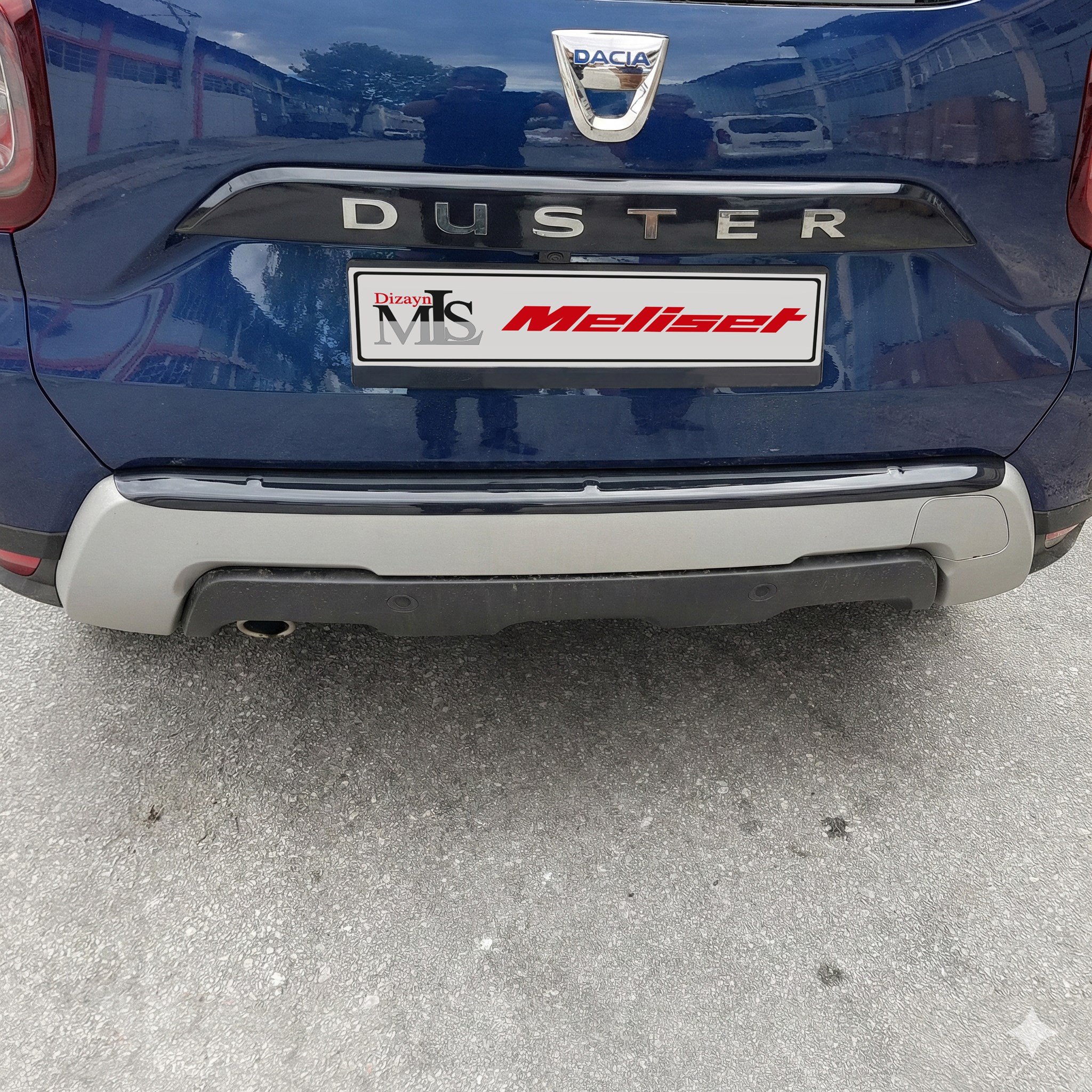 Dacia Duster Parlak Siyah Arka Tampon Eşiği 2018-2024 Yılı ve Arasına Uyumludur