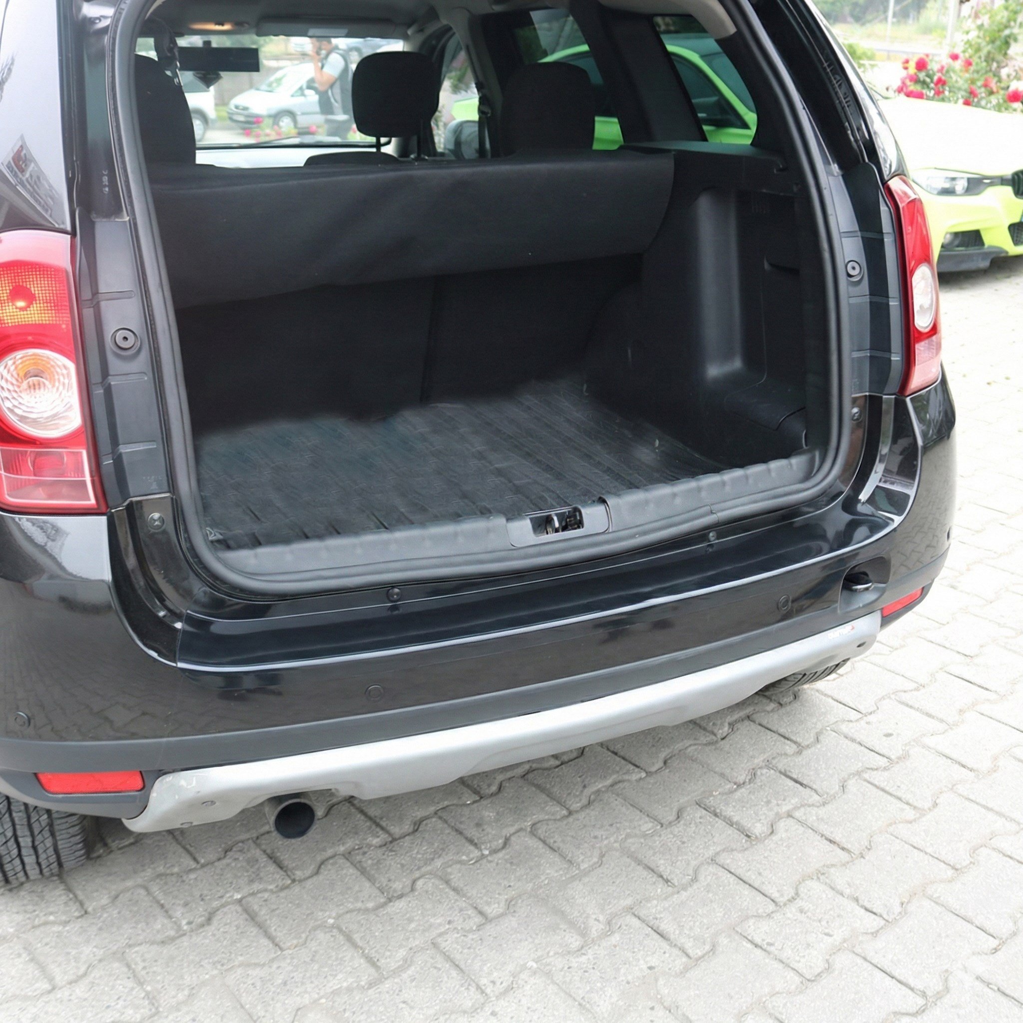 Dacia Duster Parlak Siyah Arka Tampon Eşiği 2010-2017 Yılı ve Arasına Uyumludur