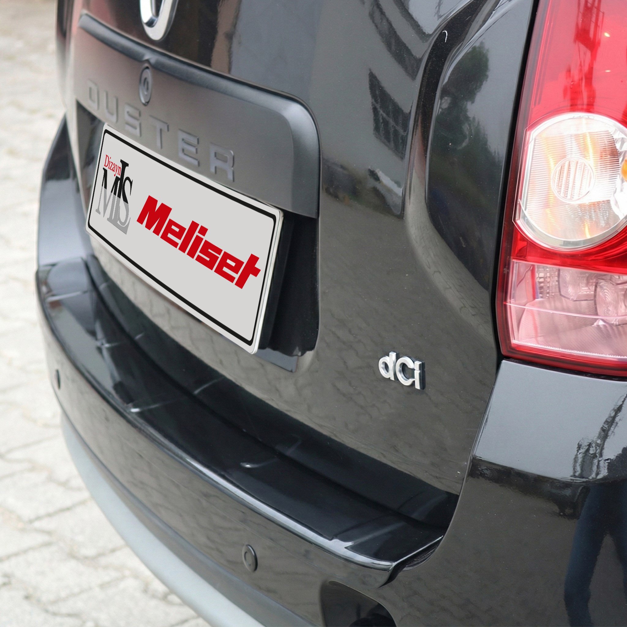 Dacia Duster Parlak Siyah Arka Tampon Eşiği 2010-2017 Yılı ve Arasına Uyumludur