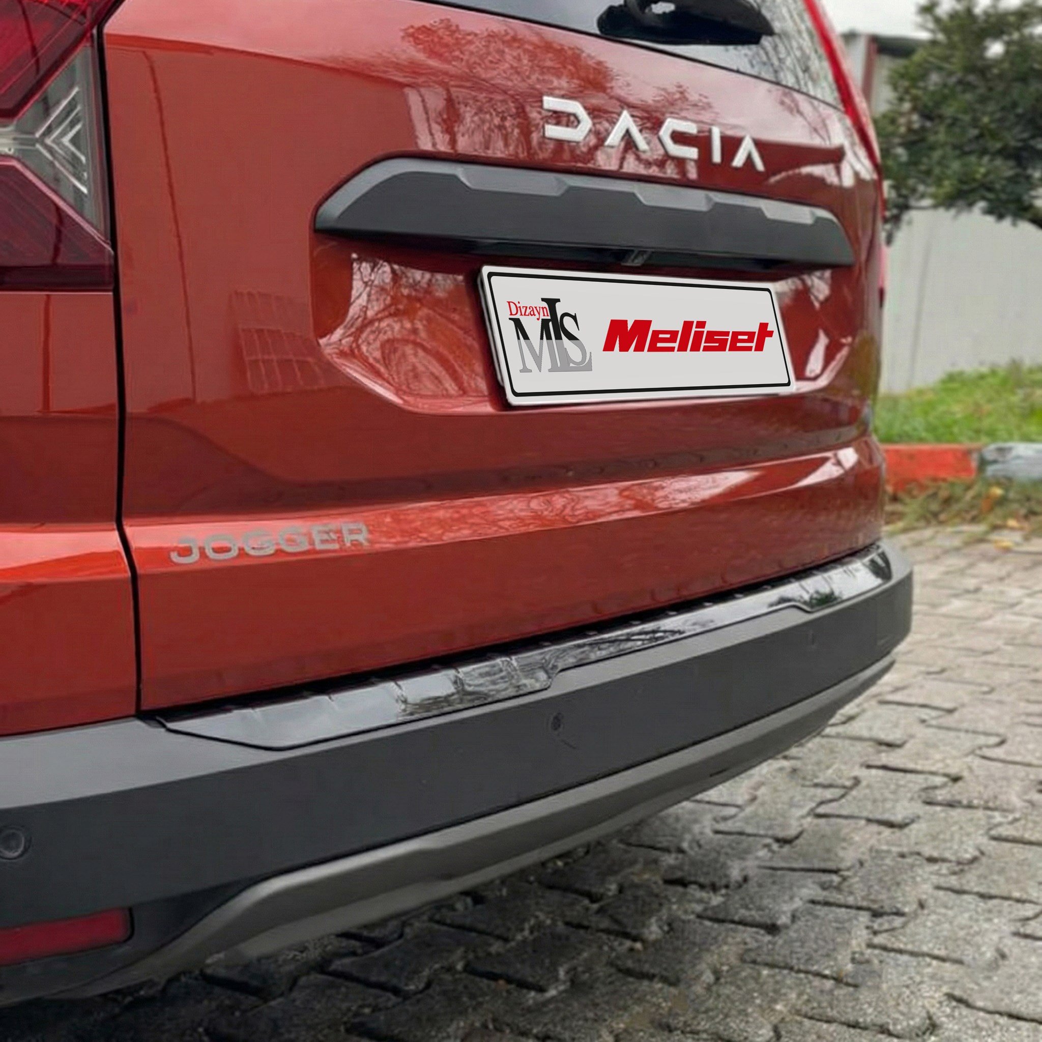 Dacia Jogger Parlak Siyah Arka Tampon Eşiği 2022 Yılı ve Sonrasına Uyumludur