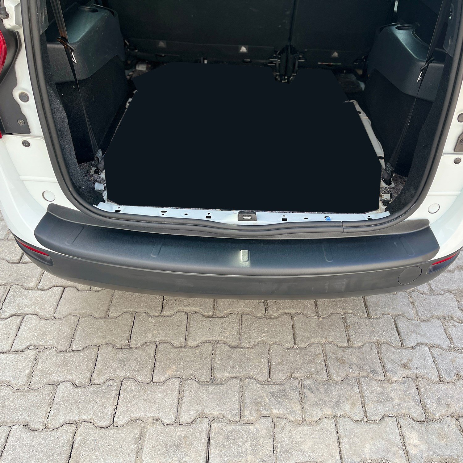 Dacia Lodgy Mat Siyah Arka Tampon Eşiği 2013 Yılı ve Sonrasına Uyumludur