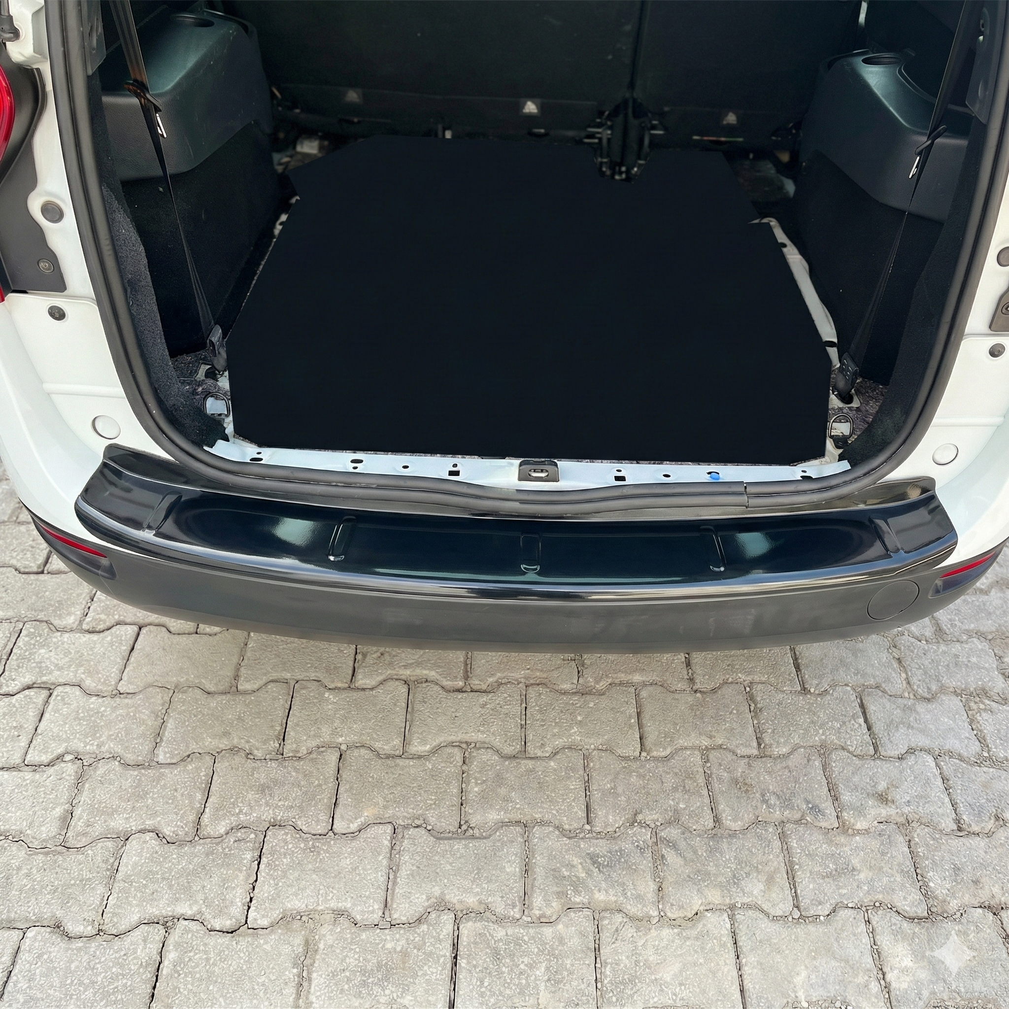 Dacia Lodgy Parlak Siyah Arka Tampon Eşiği 2013 Yılı ve Sonrasına Uyumludur