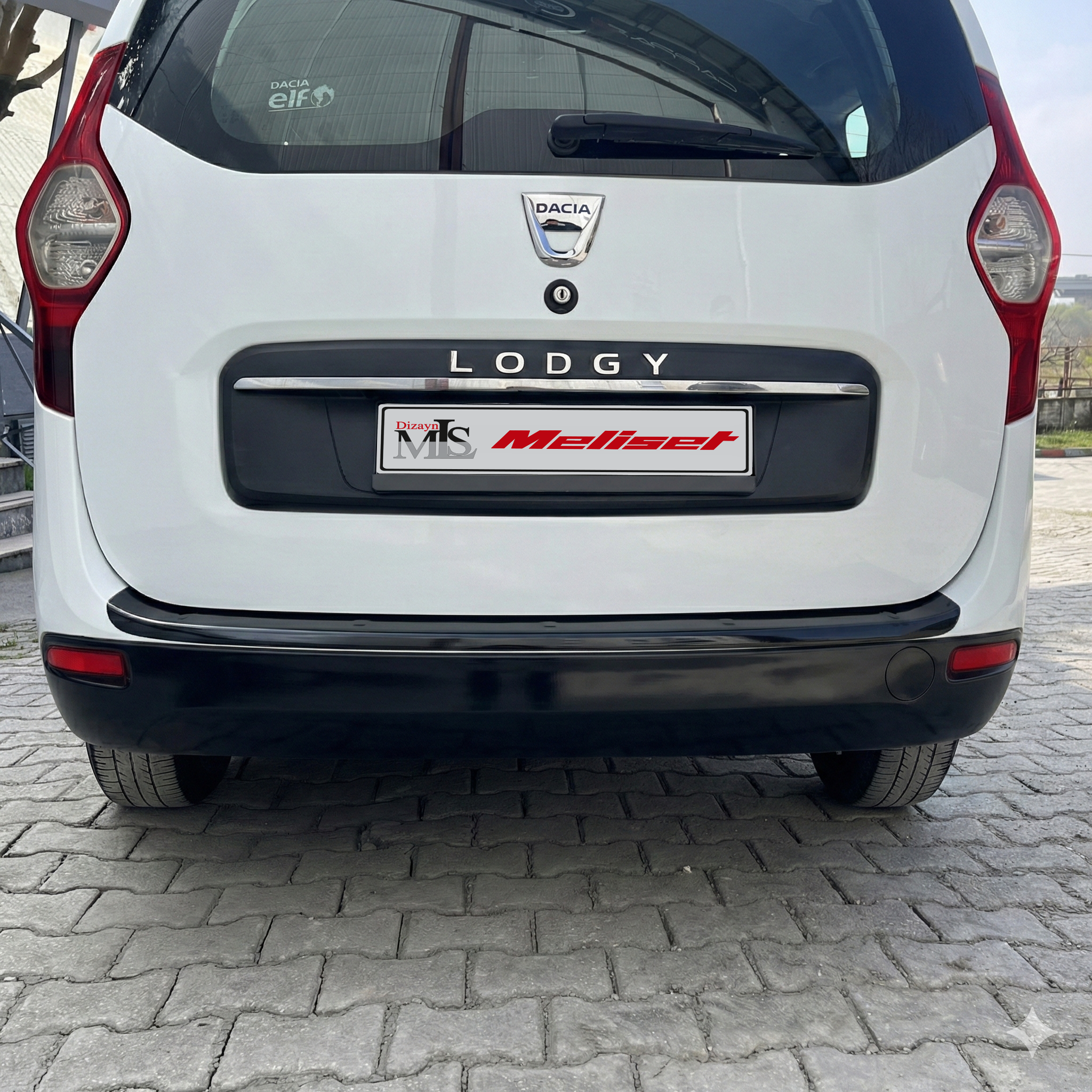 Dacia Lodgy Parlak Siyah Arka Tampon Eşiği 2013 Yılı ve Sonrasına Uyumludur