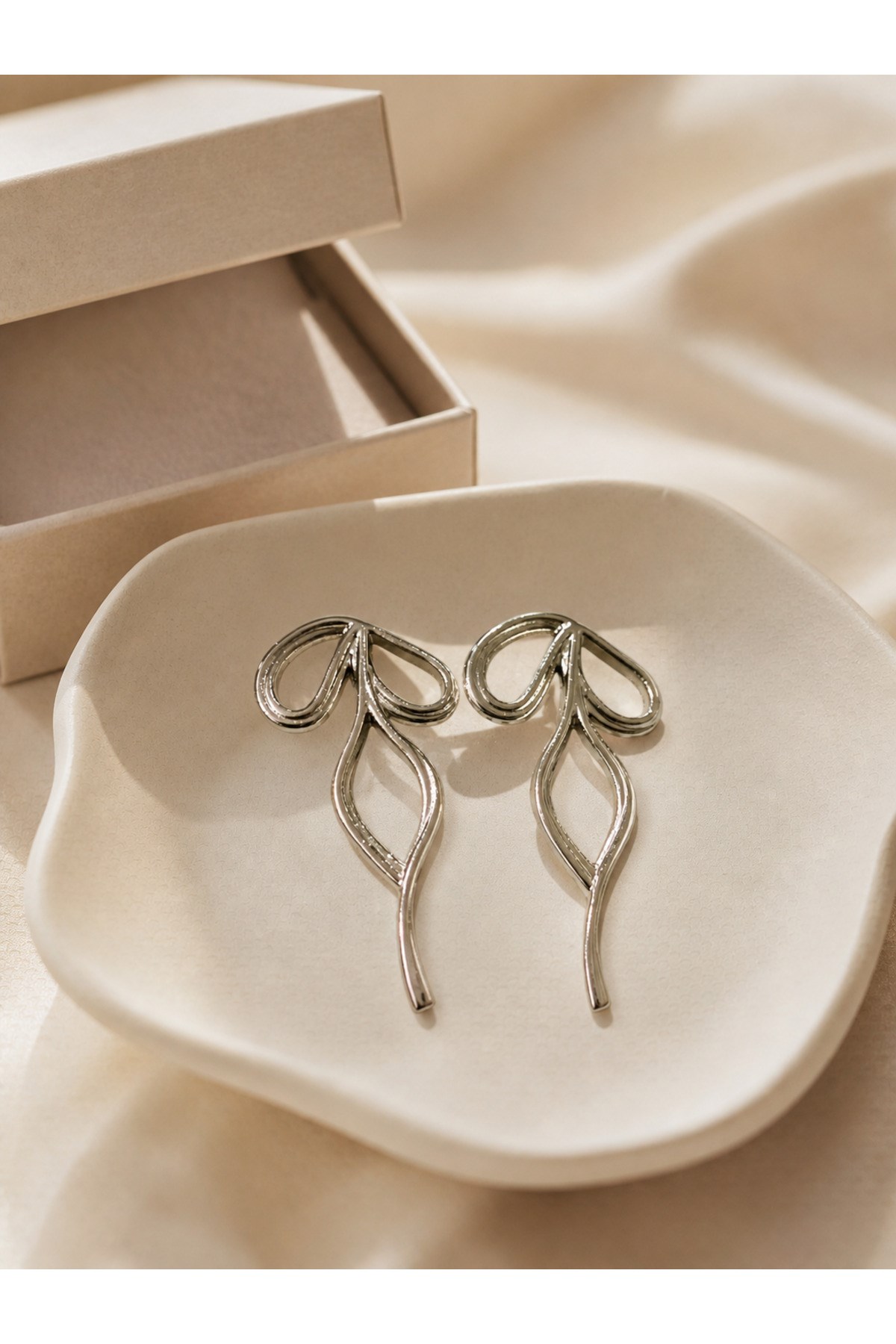 Fiyonk Formlu Sallantılı Küpe 5 cm Parlak Metal Kadın Küpe