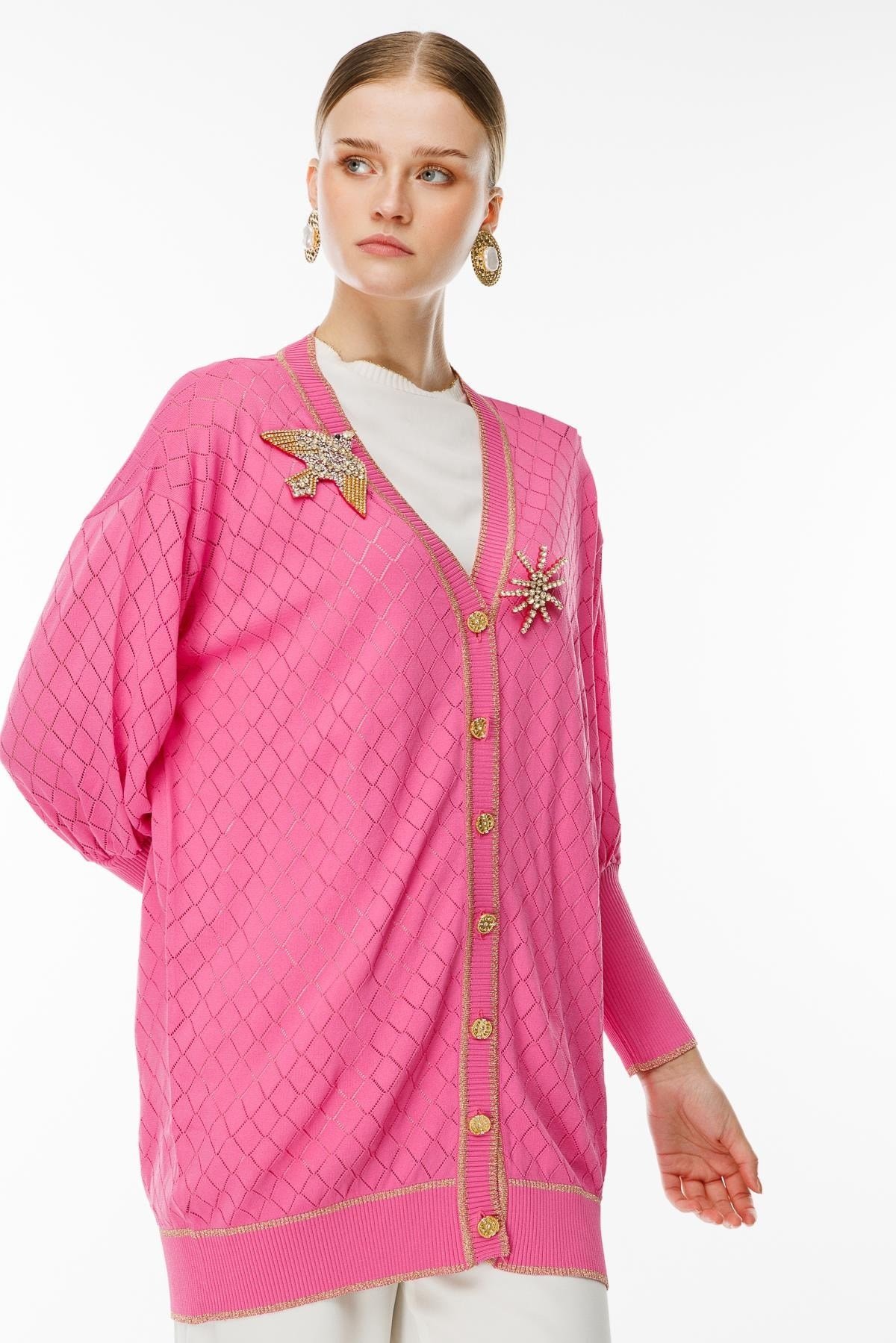GHİSA BROŞ DETAYLI TRİKO HIRKA