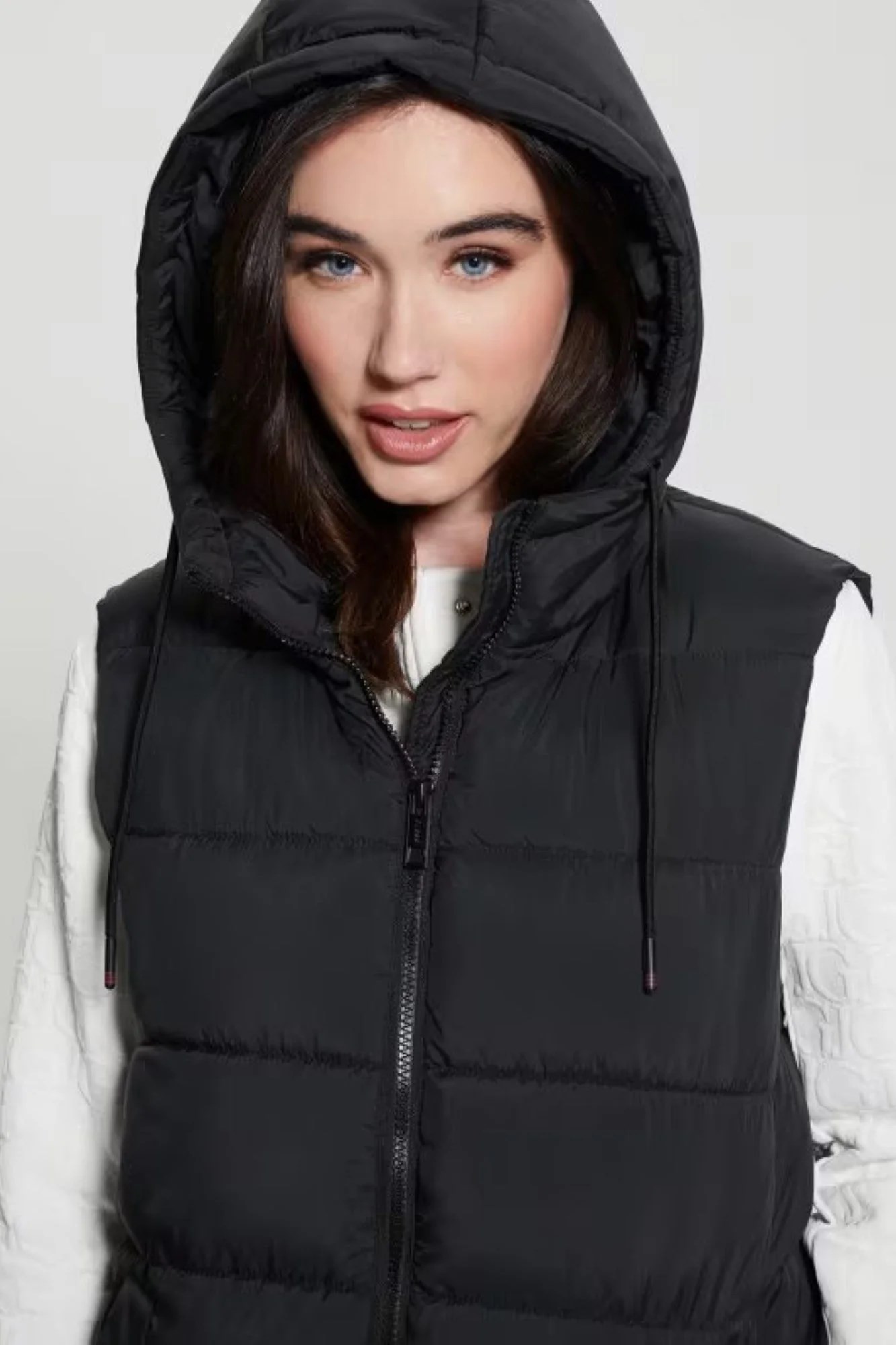 GUESS KOLSUZ UZUN KAPŞONLU ŞİŞME YELEK