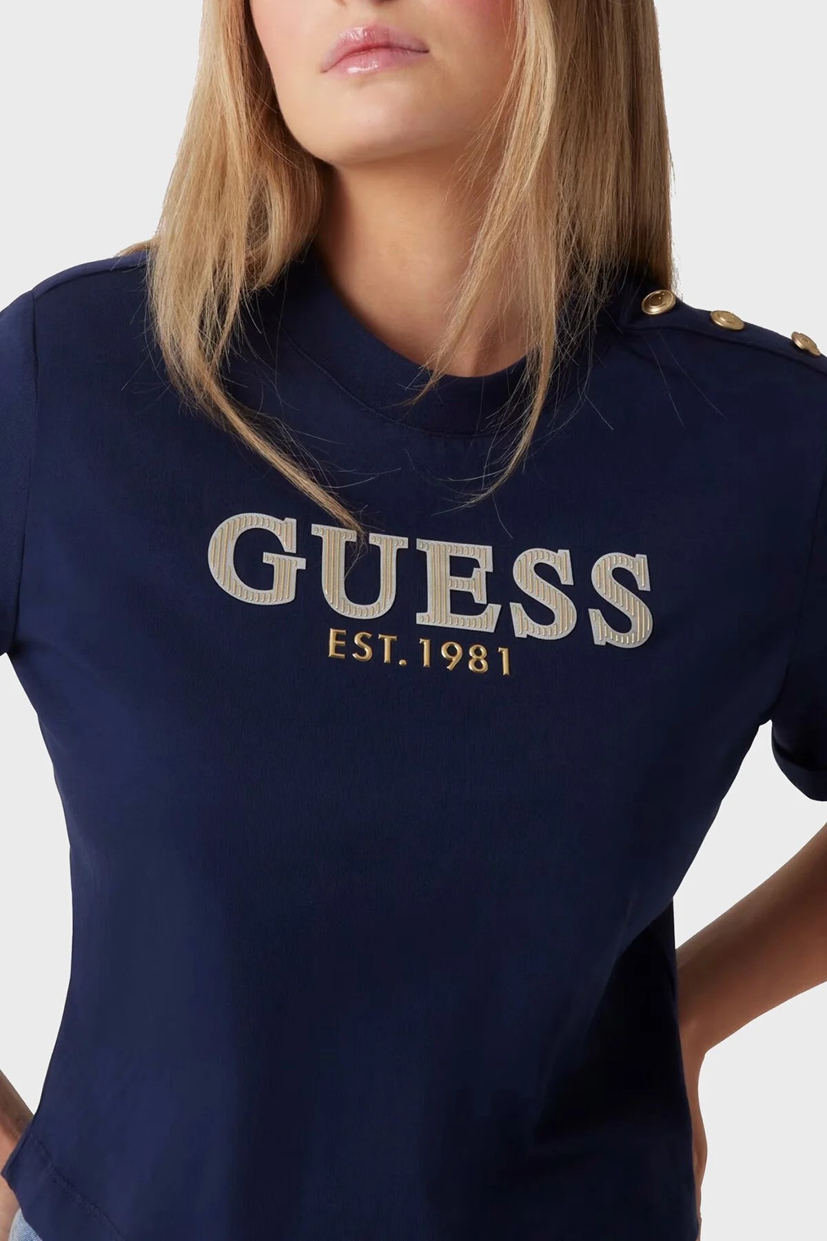 GUESS ÖN NAKIŞ AMBLEM İŞLEMELİ TSHİRT