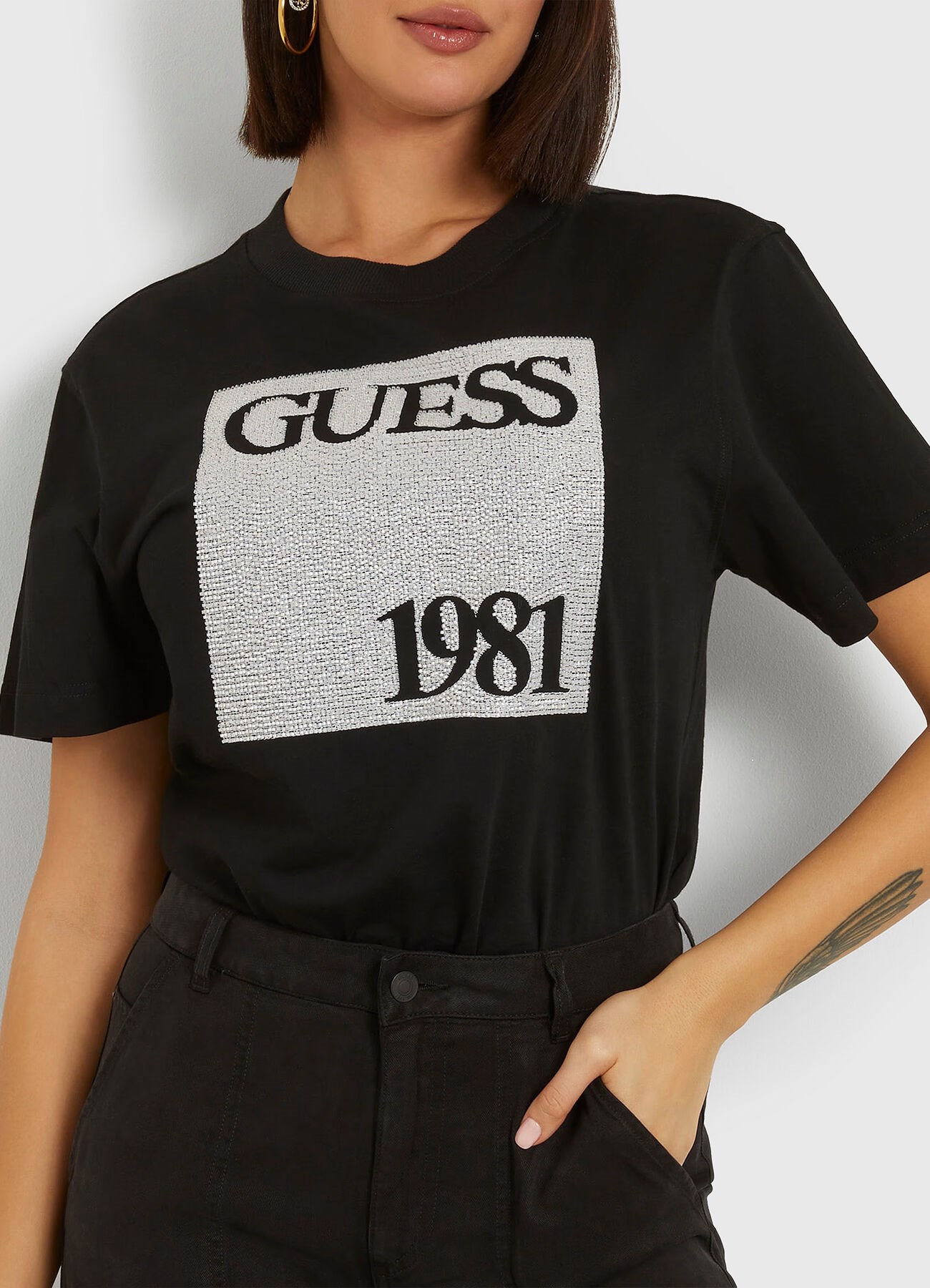 GUESS Önde logolu t-shirt
