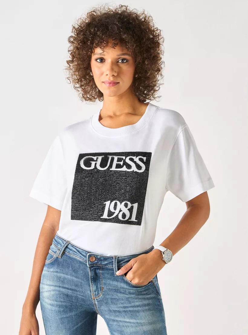 GUESS Önde logolu t-shirt