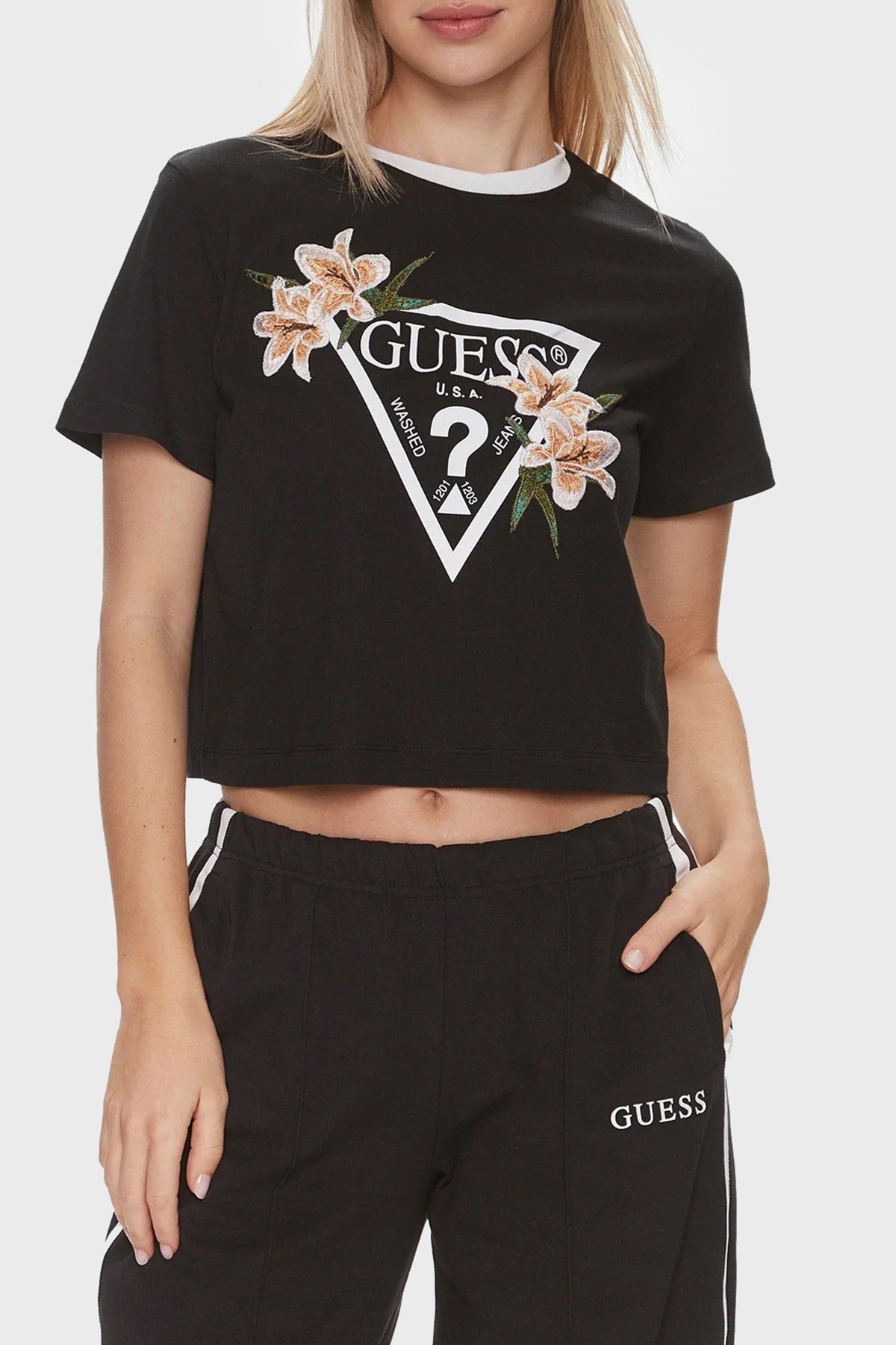 GUESS ÖNÜ ÇİÇEKLİ AMBLEM TSHİRT