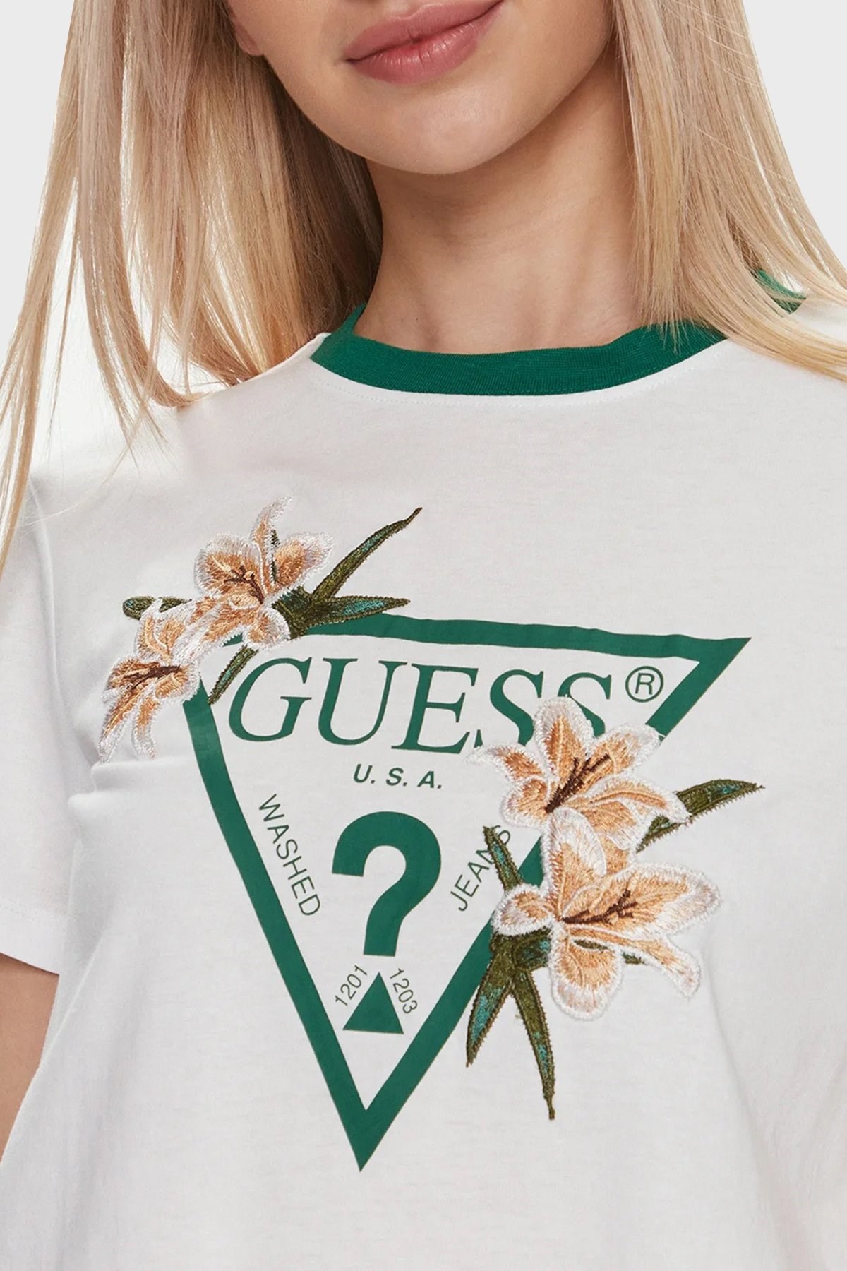 GUESS ÖNÜ ÇİÇEKLİ AMBLEM TSHİRT