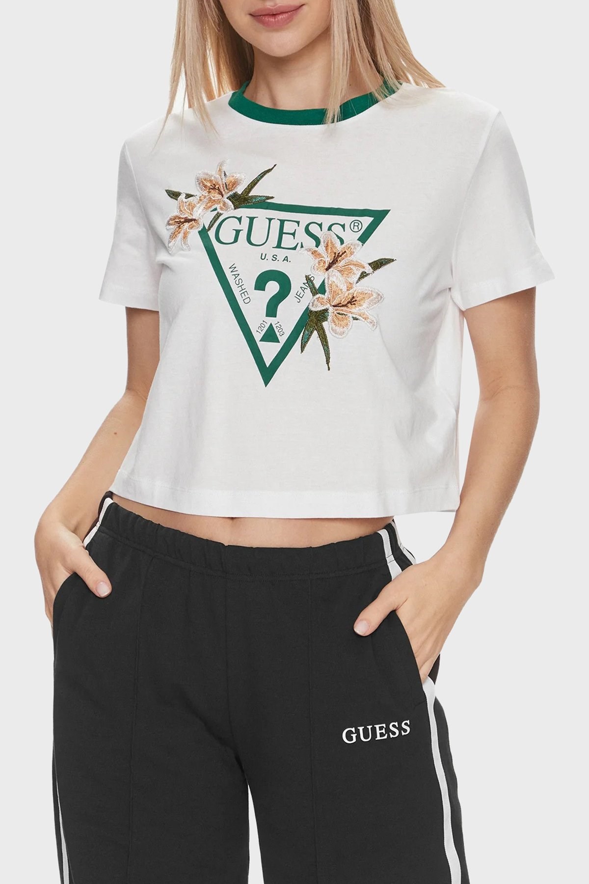 GUESS ÖNÜ ÇİÇEKLİ AMBLEM TSHİRT