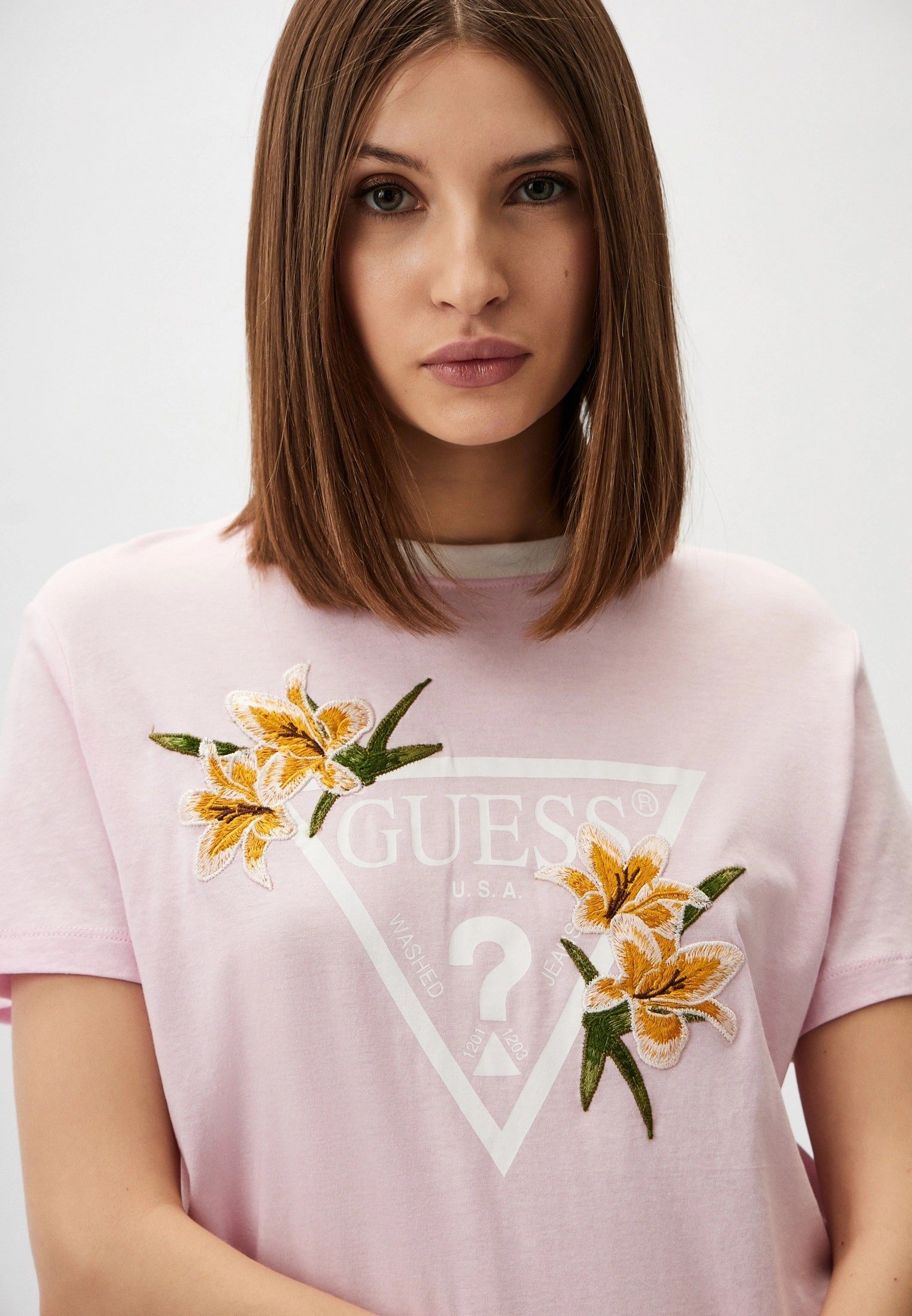 GUESS ÖNÜ ÇİÇEKLİ AMBLEM TSİHRT