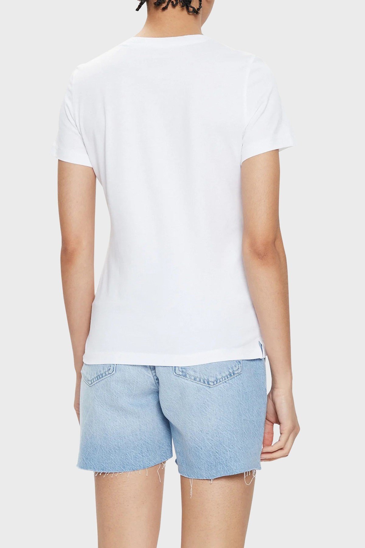 GUESS TAŞ AMBLEMLİ TSHİRT