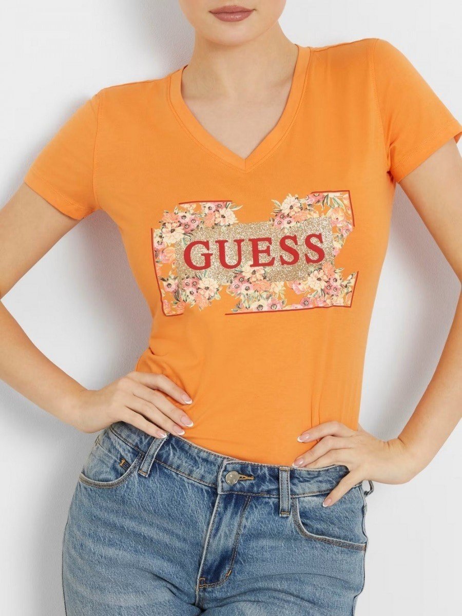 GUESS V YAKA SİM AMBLEM DETAYLI TSHİRT