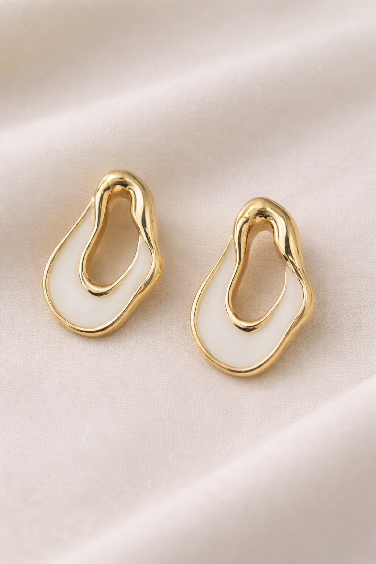 Kadın Gold Beyaz Damla Form Küpe Modern Tasarım Şık Görünüm