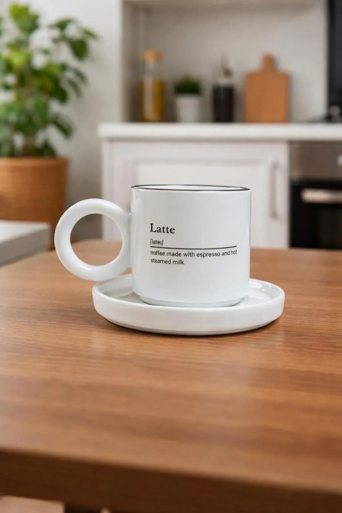 Latte Yazılı Kahve Fincanı ve Tabağı – Siyah Çerçeve Detaylı Set