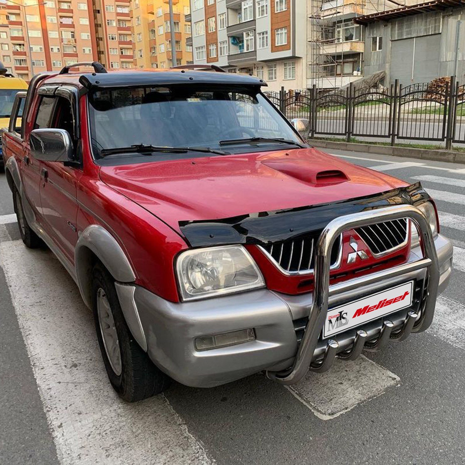 Mitsubishi L200 Ön Kaput Rüzgarlığı 1996-2006 Yılı ve Arasına Uyumludur