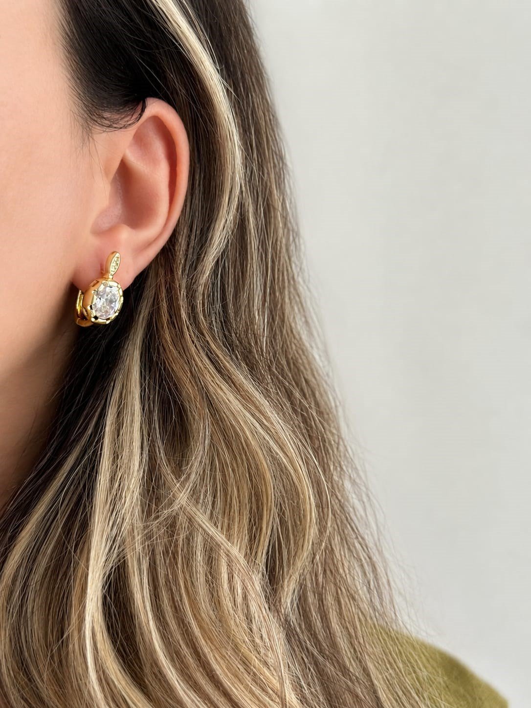 Özel Seri 14K Gold Kaplama Oval Taş Detaylı Çelik Küpe