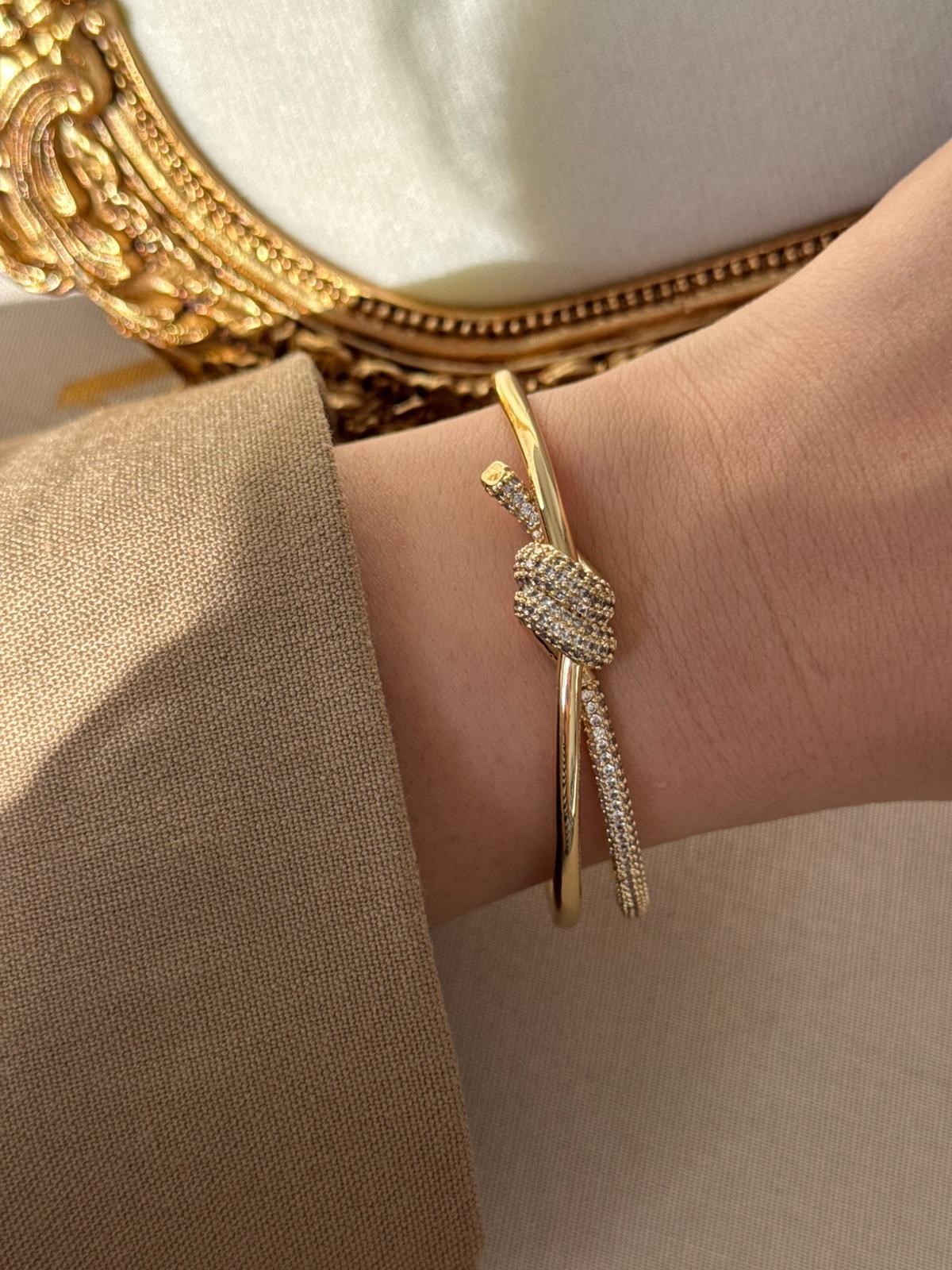 Özel Seri Knot Taşlı Kelepçe