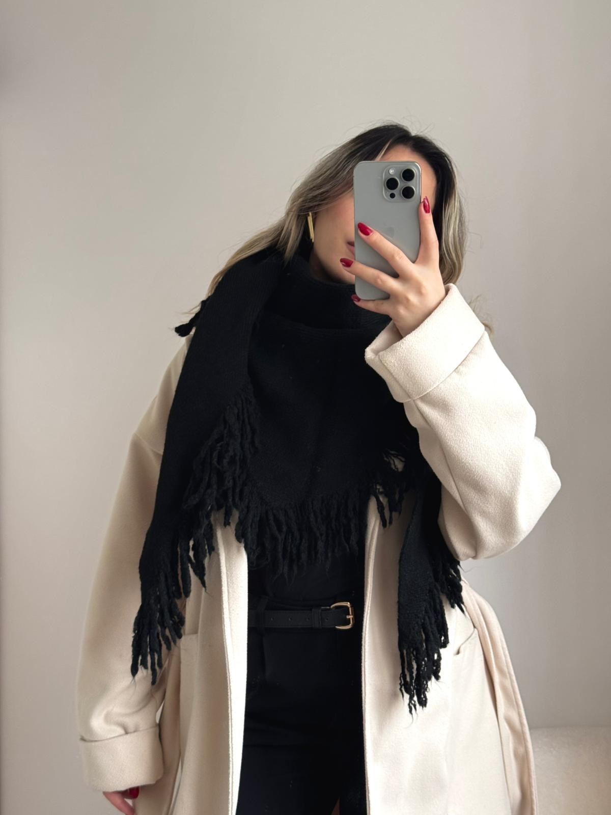 Üçgen Püsküllü Triko Şal Siyah