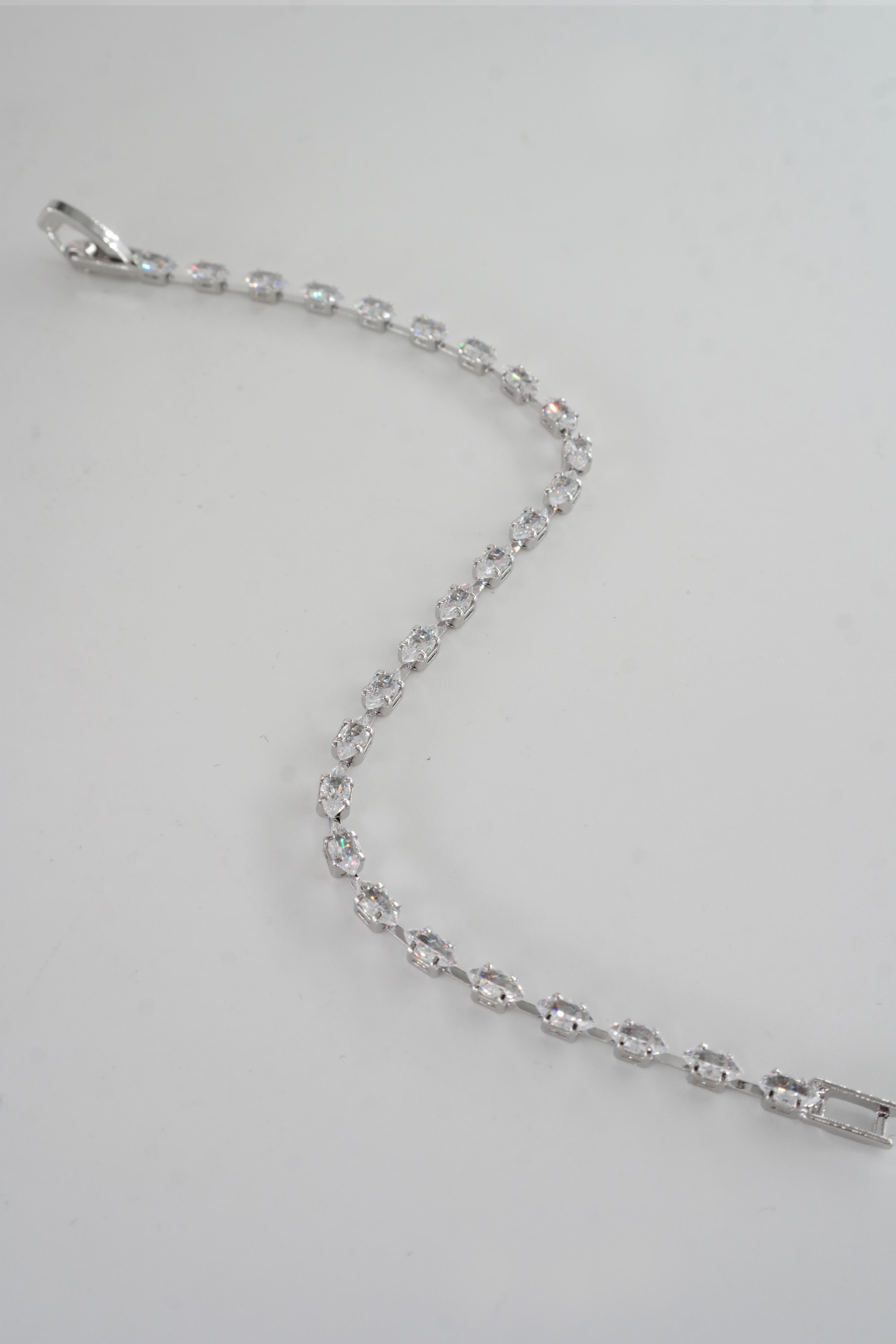 Kadın 316 L Çelik Vip Seri Antialerjik Baget Zirkon Taşlı Su Yolu Bileklik  Ölçüleri 17cm + 3 cm uzatma 6 MM Taş Boyutu