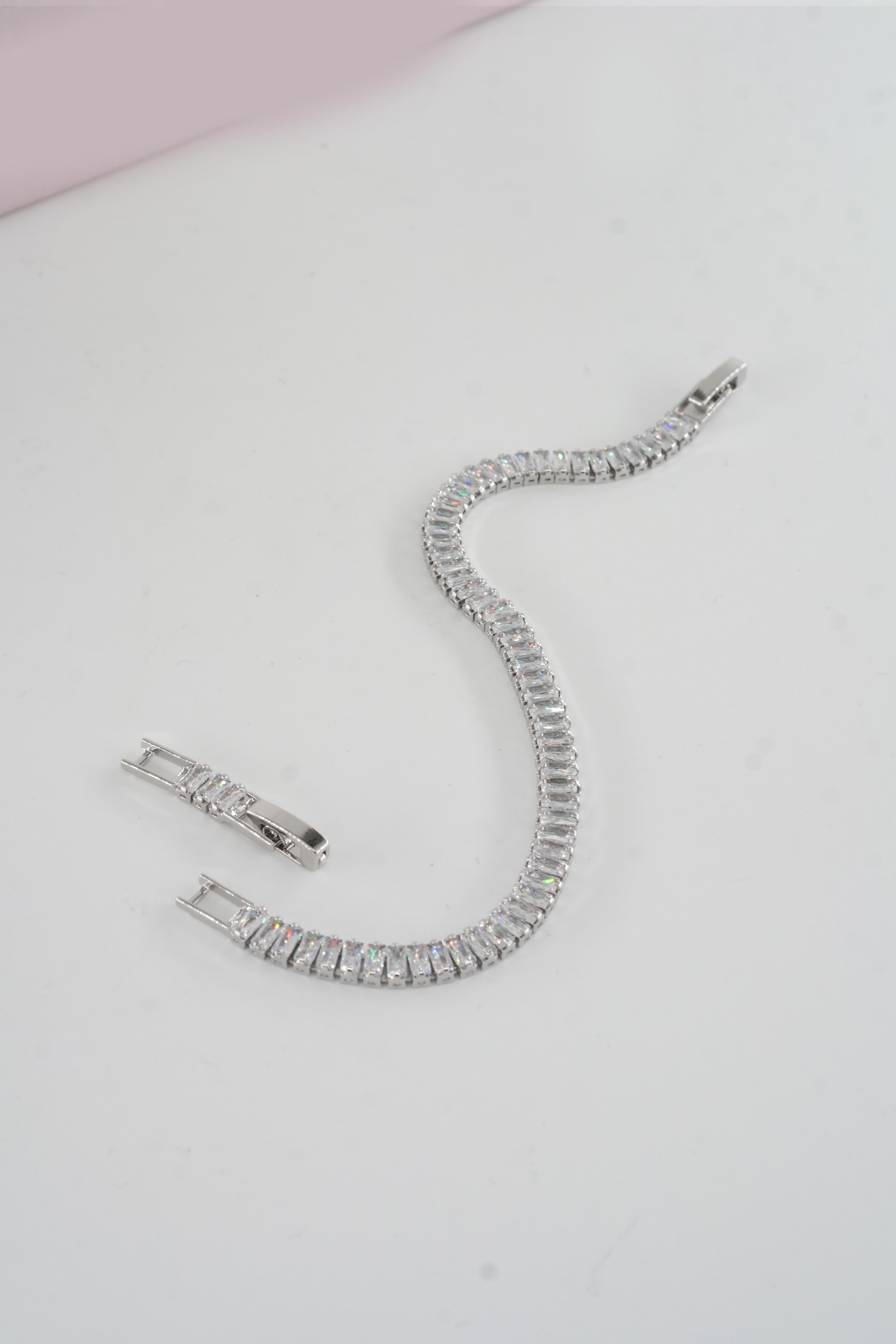 Kadın 316 L Çelik Vip Seri Antialerjik Baget Zirkon Taşlı Su Yolu Bileklik  Ölçüleri 17cm + 3 cm uzatma 7 MM Taş Boyutu