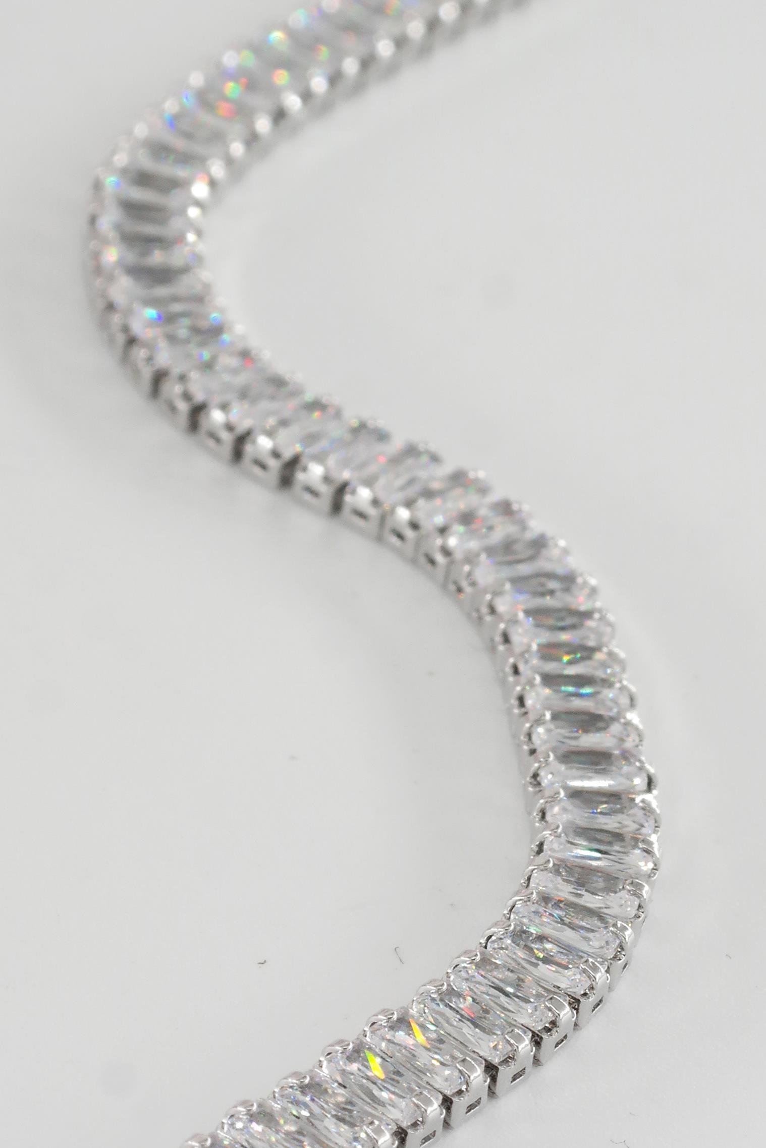 Kadın 316 L Çelik Vip Seri Antialerjik Baget Zirkon Taşlı Su Yolu Bileklik  Ölçüleri 17cm + 3 cm uzatma 7 MM Taş Boyutu