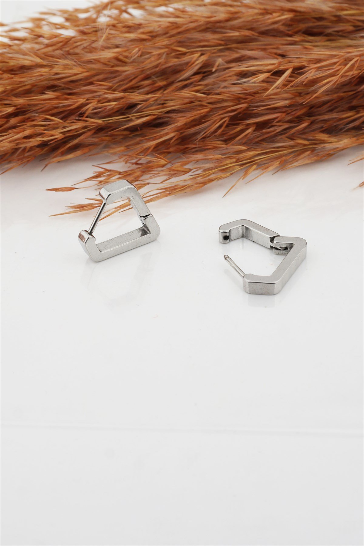 Kadın Çelik Basic Geometrik 1.5cm Üçgen Moldel Klipsli Küpe