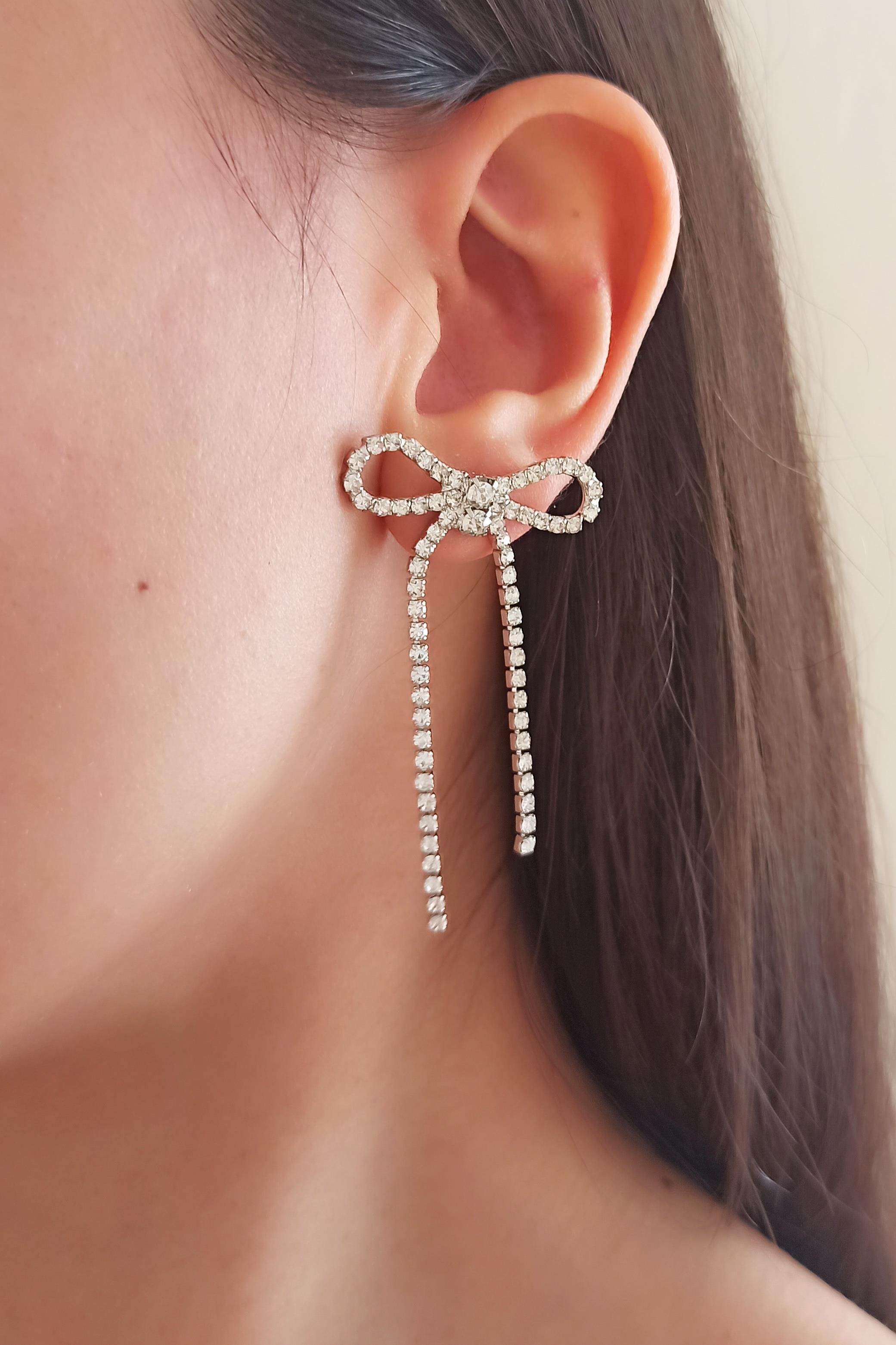 Kadın Özel Tasarım Zirkon Taşlı Kurdele Model Küpe