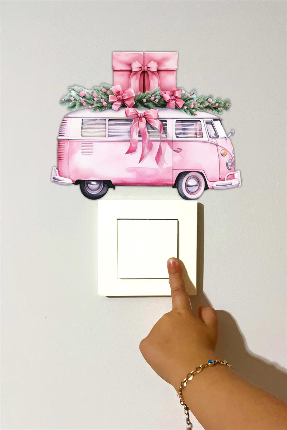 Yeni Yıl Vintage Pembe Minibüs Yılbaşı Kış Konseptli Sticker Yılbaşı Süsü Noel Kış Konseptli Priz