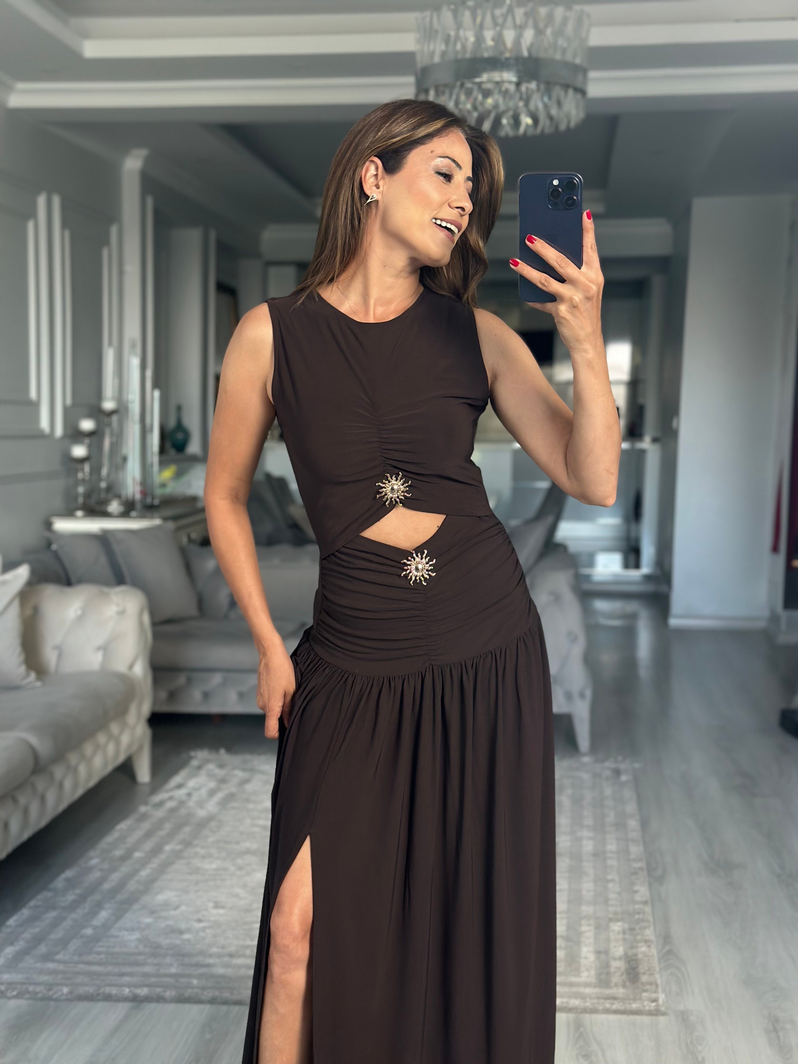 Acı Kahve Güneş Aksesuarlı Yırtmaçlı Midi Boy Kadın Elbise