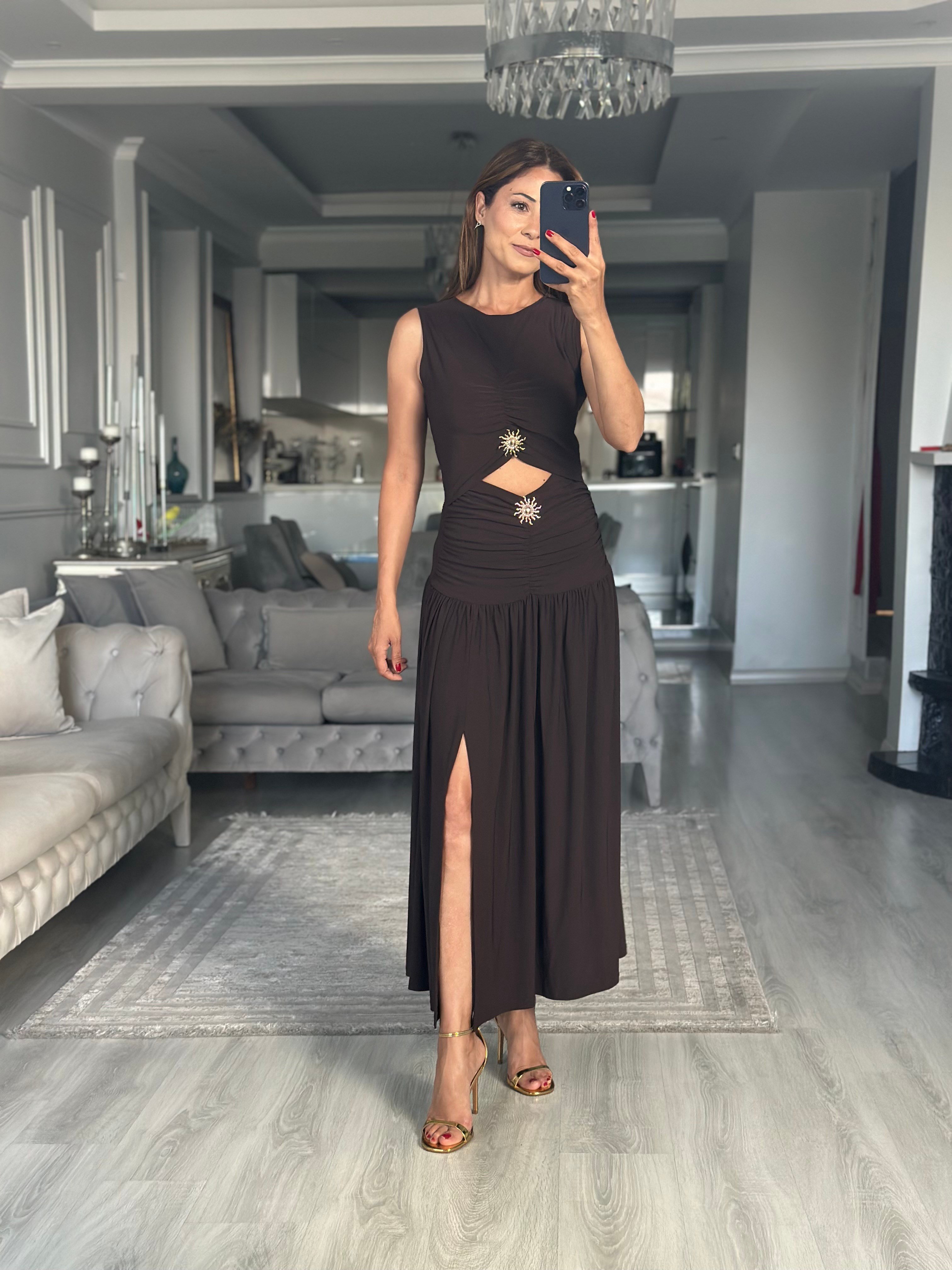 Acı Kahve Güneş Aksesuarlı Yırtmaçlı Midi Boy Kadın Elbise