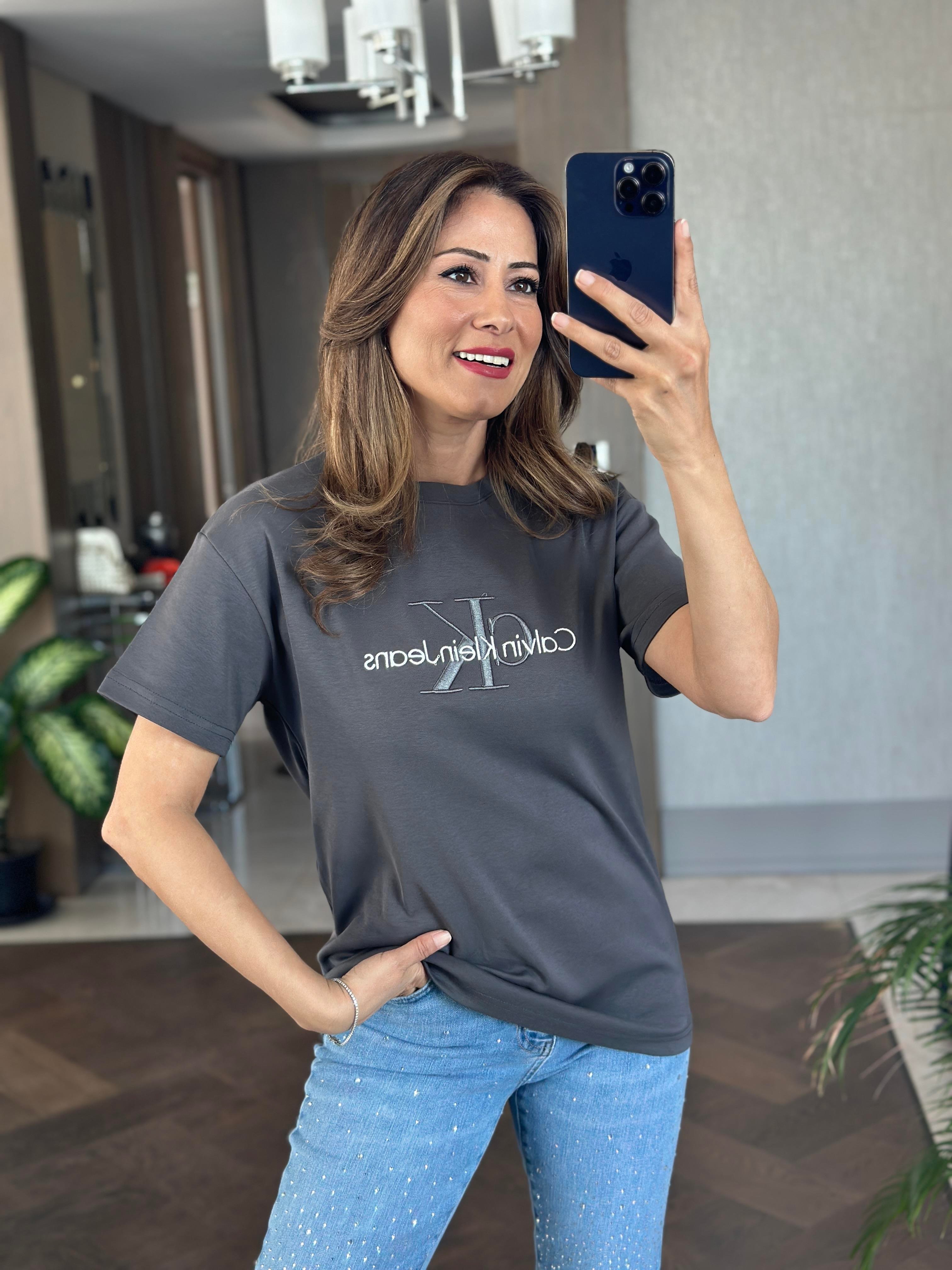 Anstrasit Önü Kabartma Yazı Nakışlı Bisiklet Yaka Kısa Kol Kadın T-Shirt