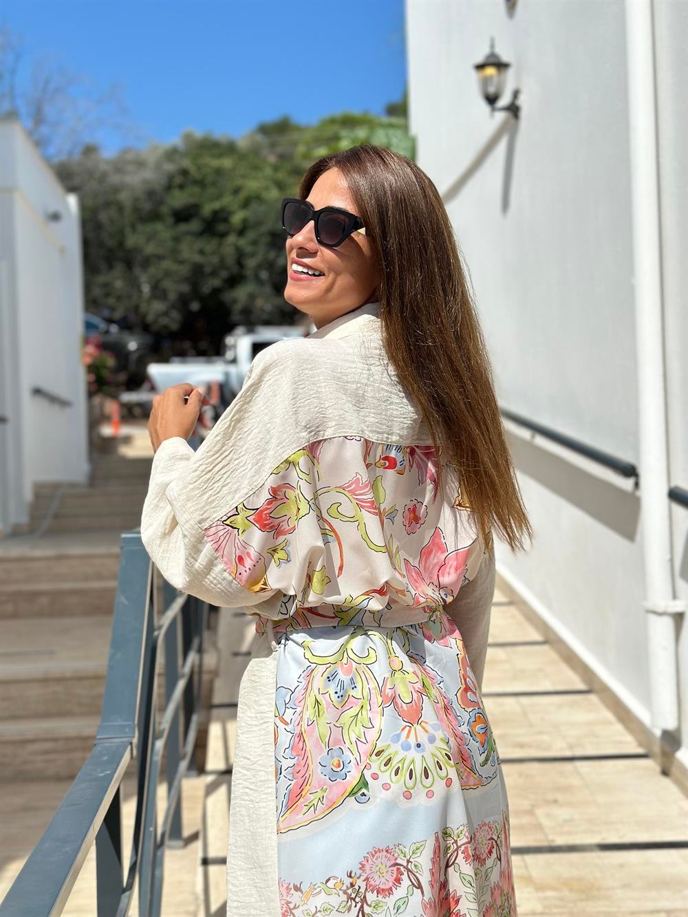 Bej Arkası Çiçek Desenli Kuşaklı Düğmeli Kadın Kimono