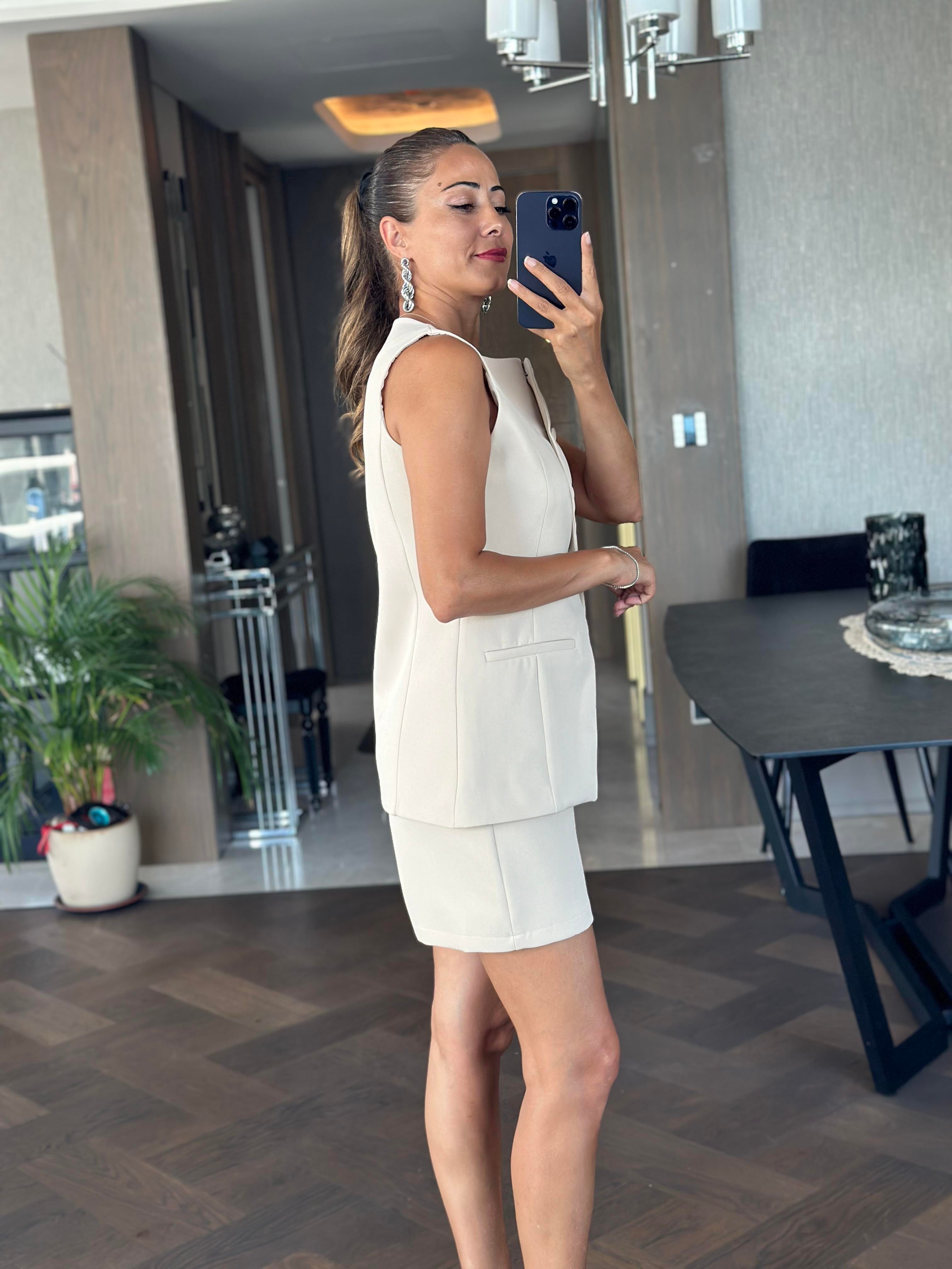 Bej Dört Düğmeli Cep Detaylı Yelek Şort Kadın Alt Üst Takım