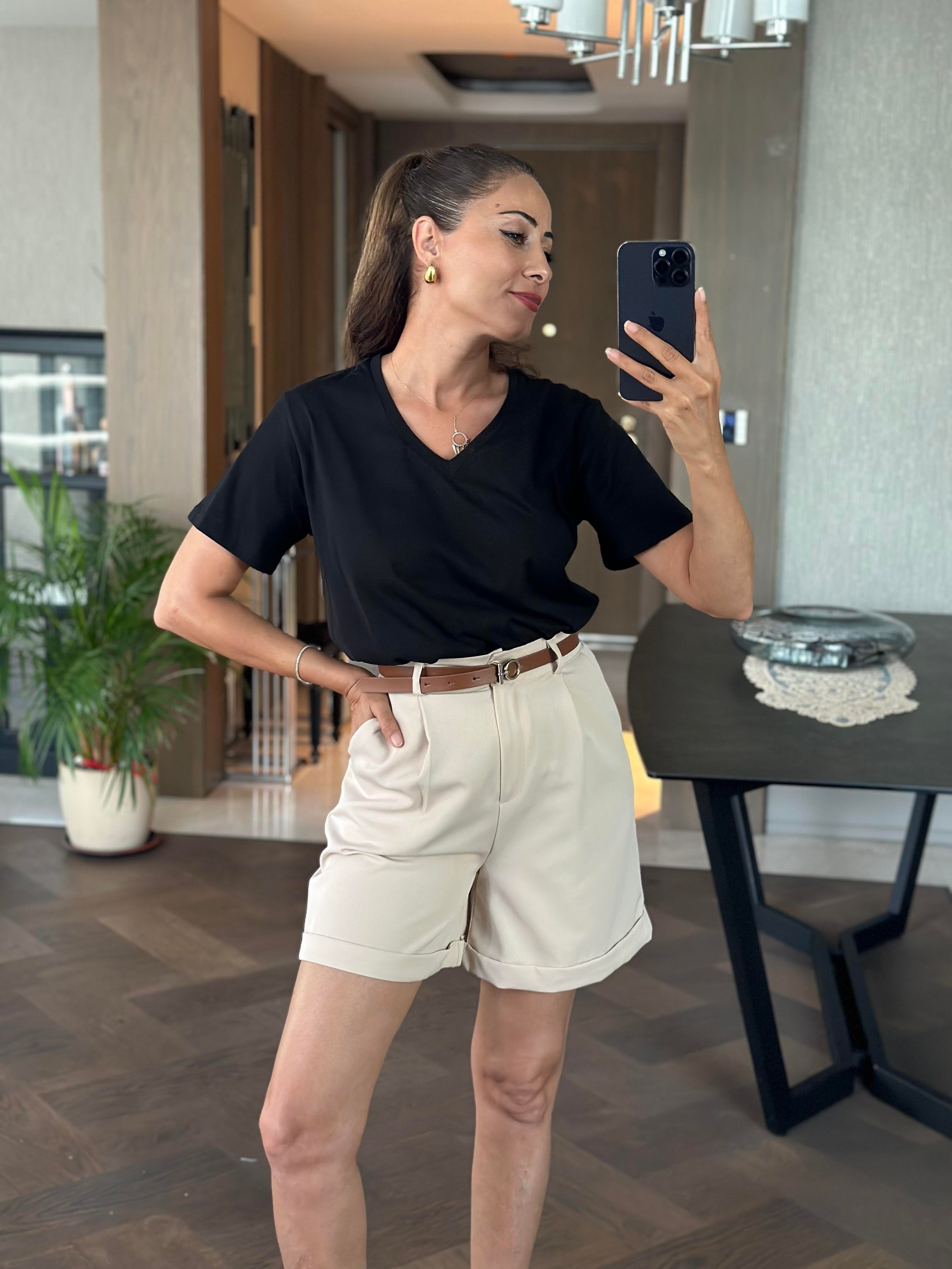 Bej Orjinal Marka Kemerli Cepli Atlas Kumaş Kadın Şort