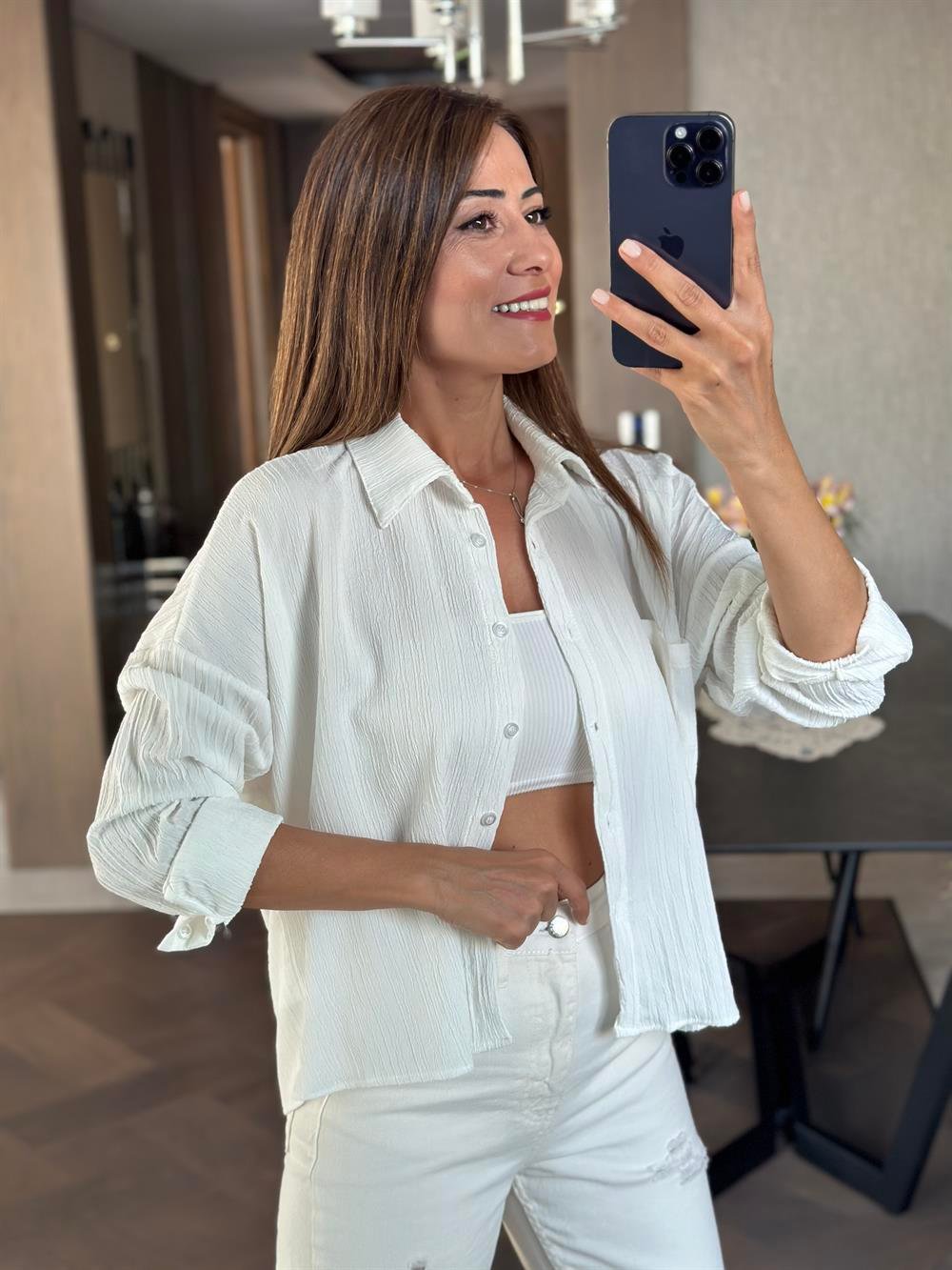 Beyaz Asimetrik Tek Cepli Dokulu Kadın Gömlek