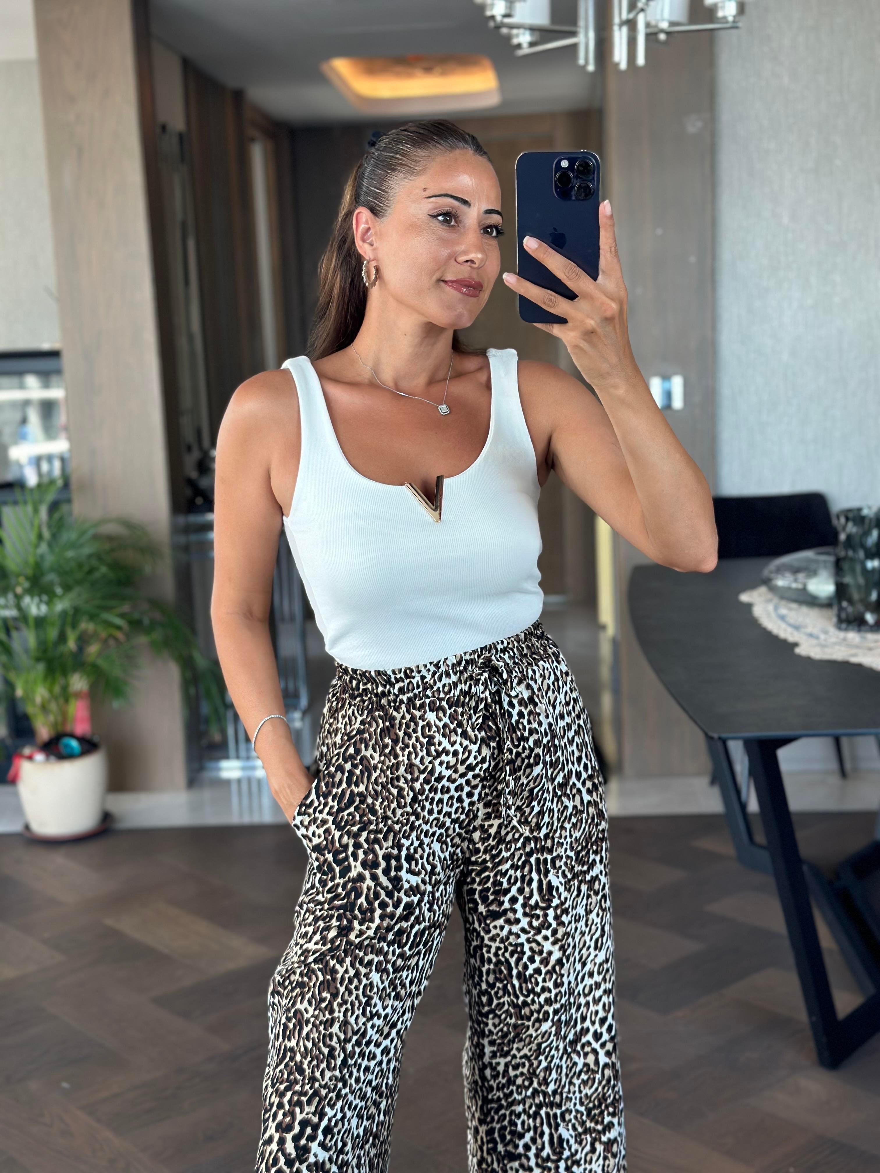 Beyaz Askılı Yakası Gold V Demirli Kaşkorse Kadın Body