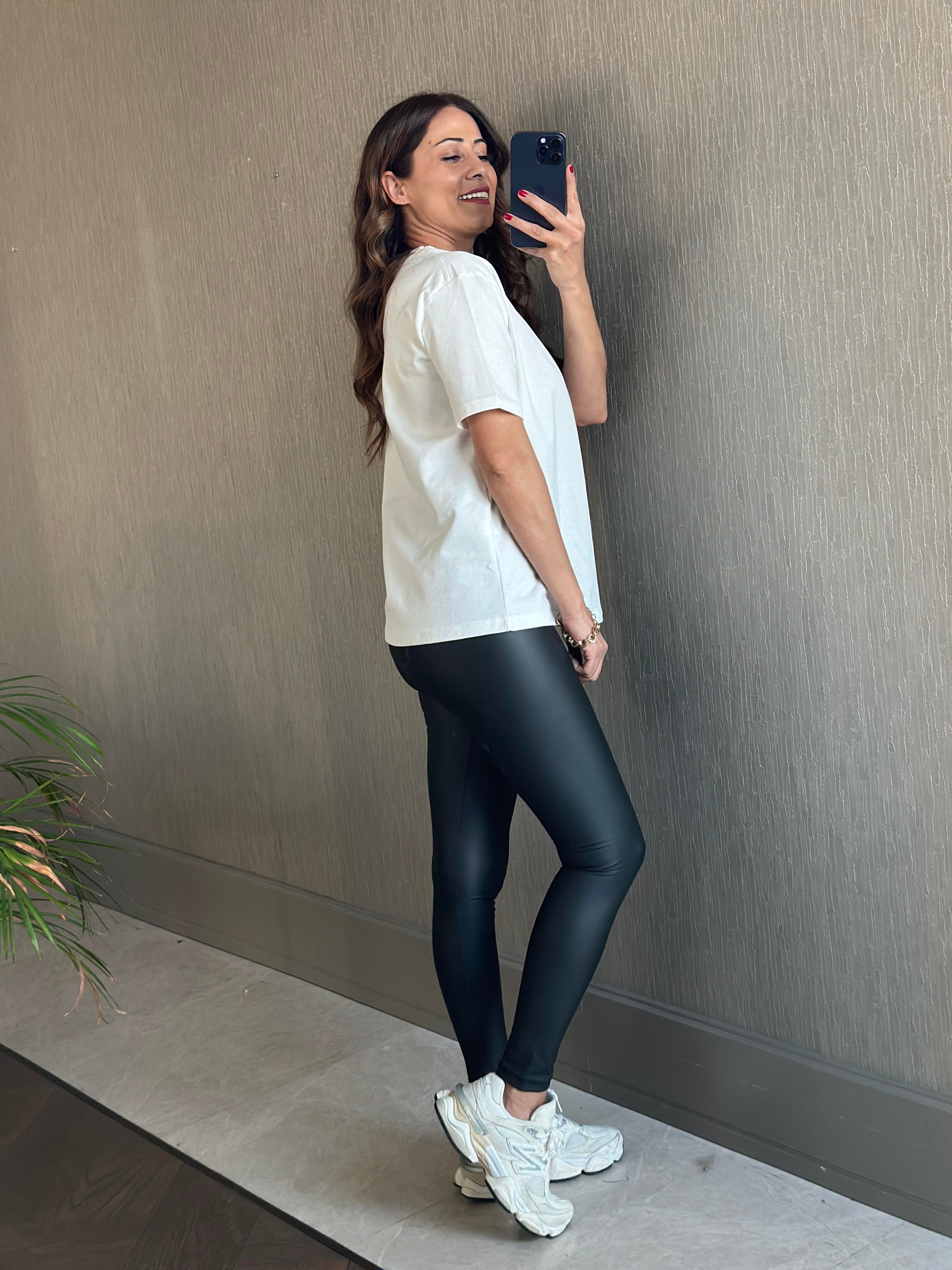 Beyaz Ayıcık Nakışlı Bisiklet Yaka Kadın T-Shirt